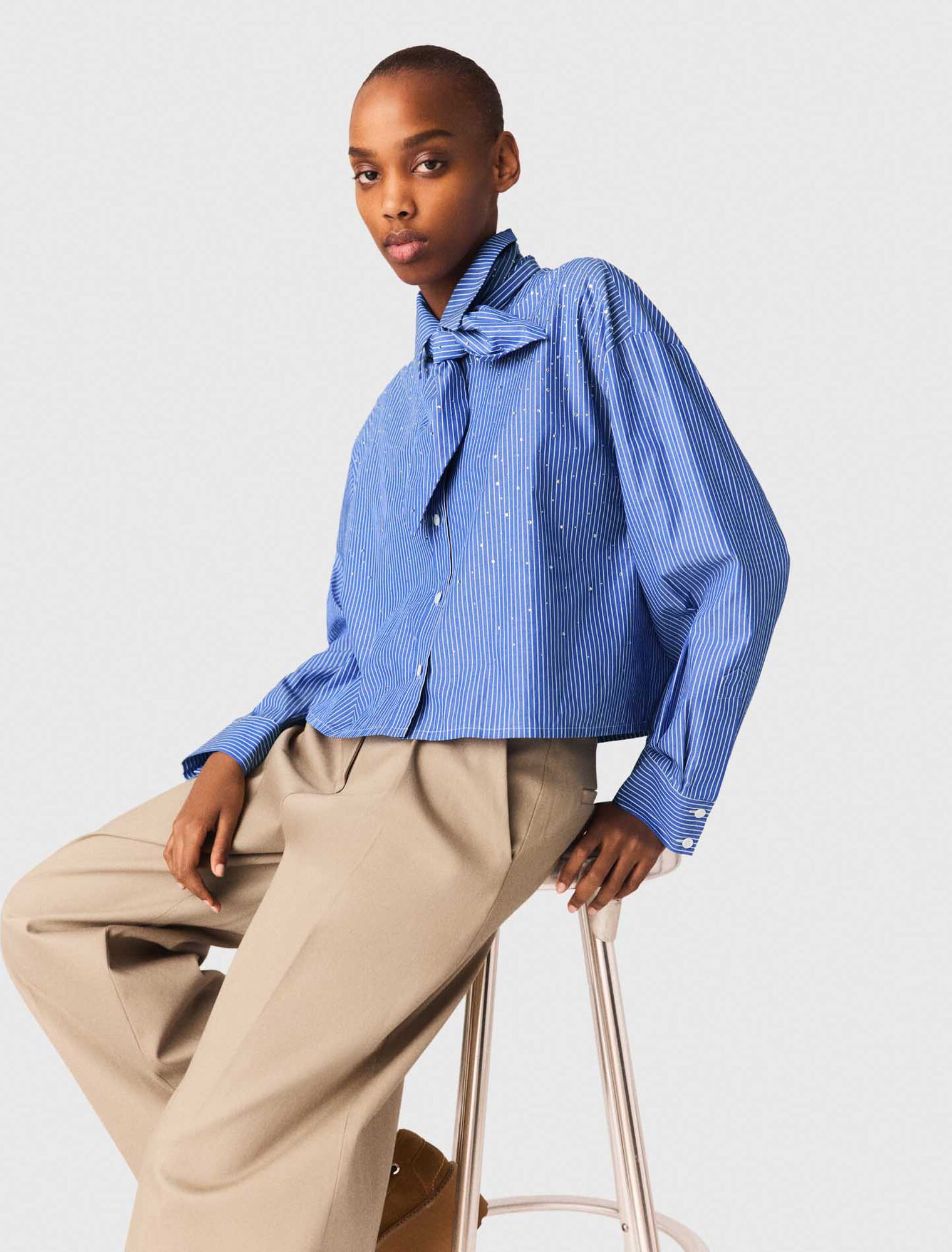 Camisa con pa&ntilde;uelo desmontable