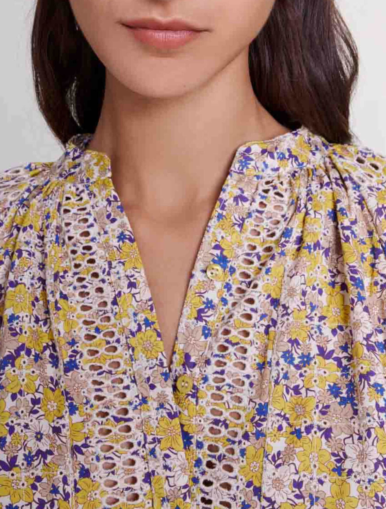 Blusa estampada y bordada