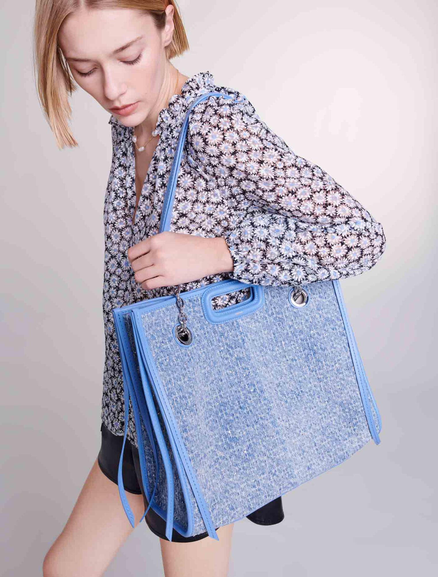 Bolso cabás de tela denim y estrás