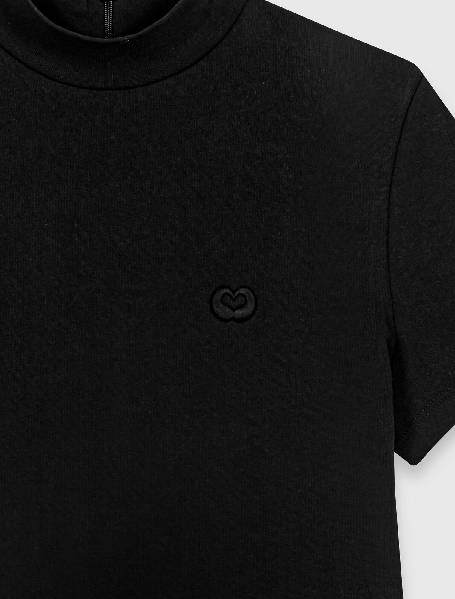 Camiseta cuello caja con zip atr&aacute;s
