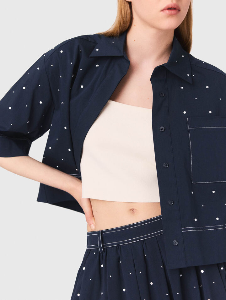 Camisa cropped con tachuelas