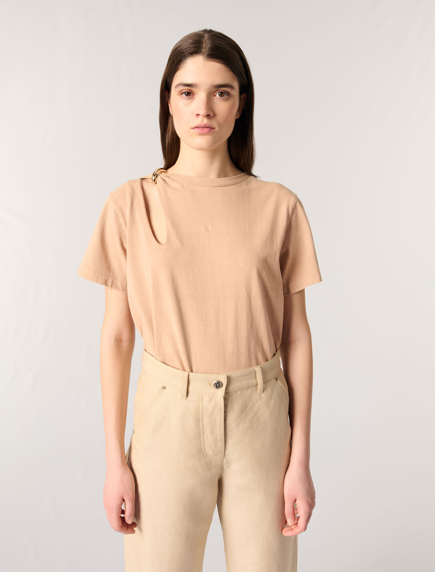 Camiseta con detalle de joya