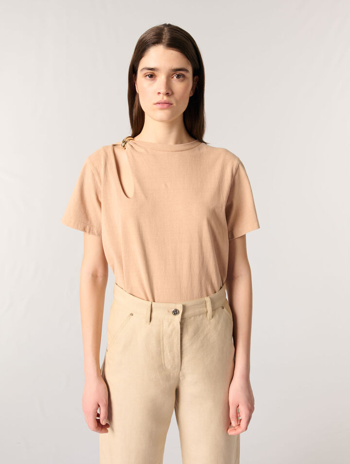 Camiseta con detalle de joya