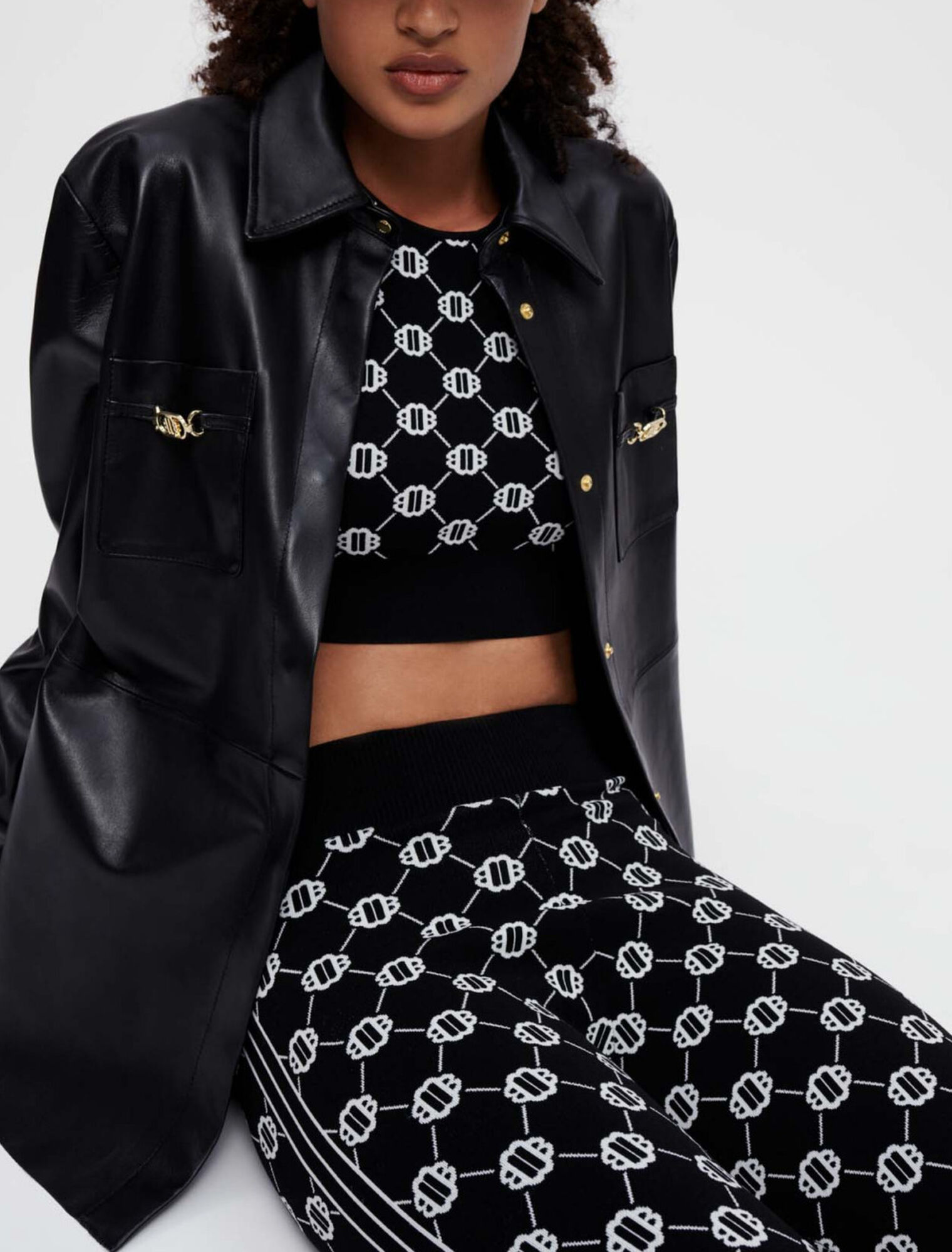 Camisa de piel negra con bocados dorados
