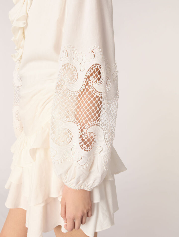 Vestido con volantes y mangas bordadas