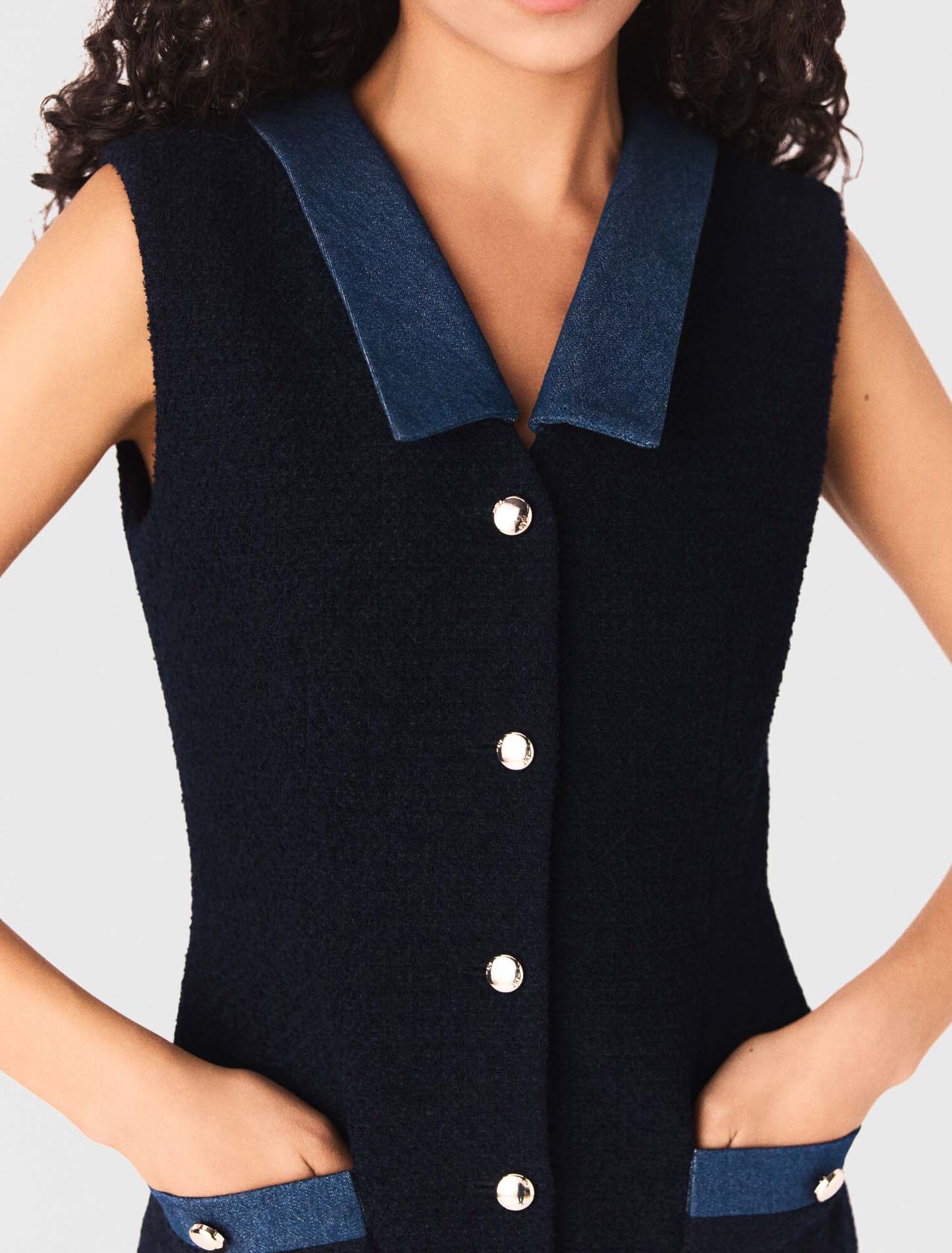 Vestido de tweed y detalles denim