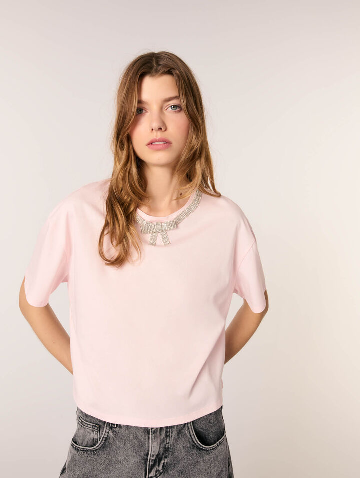 Camiseta corta con cuello joya