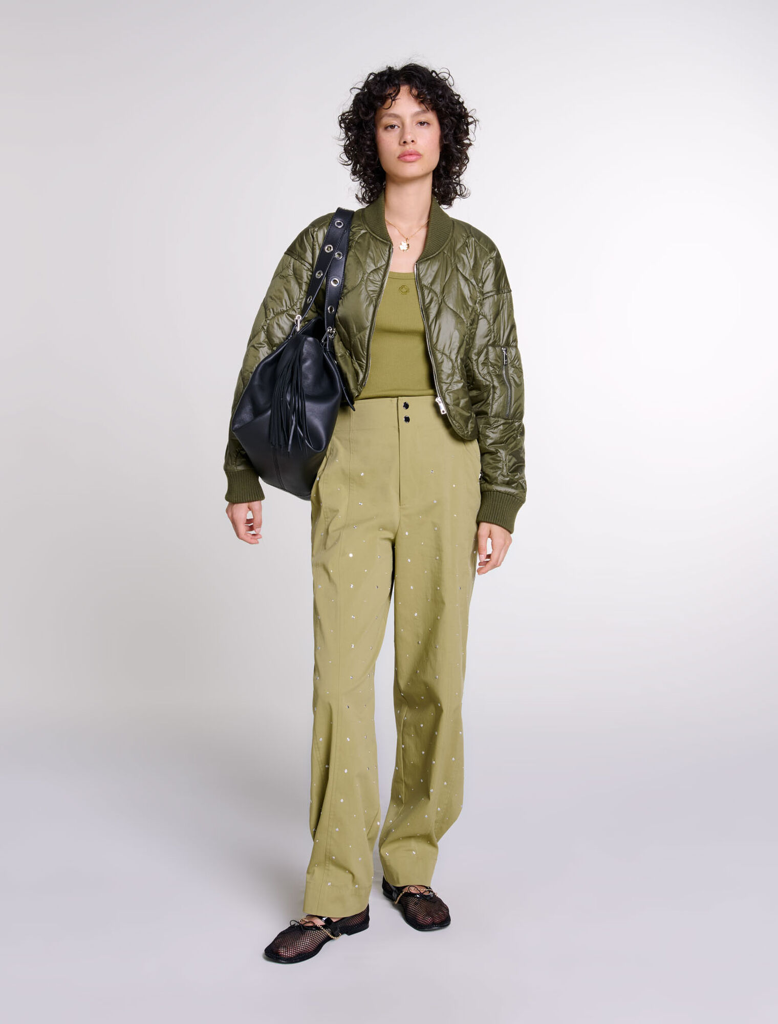 Pantalón baggy con tachuelas