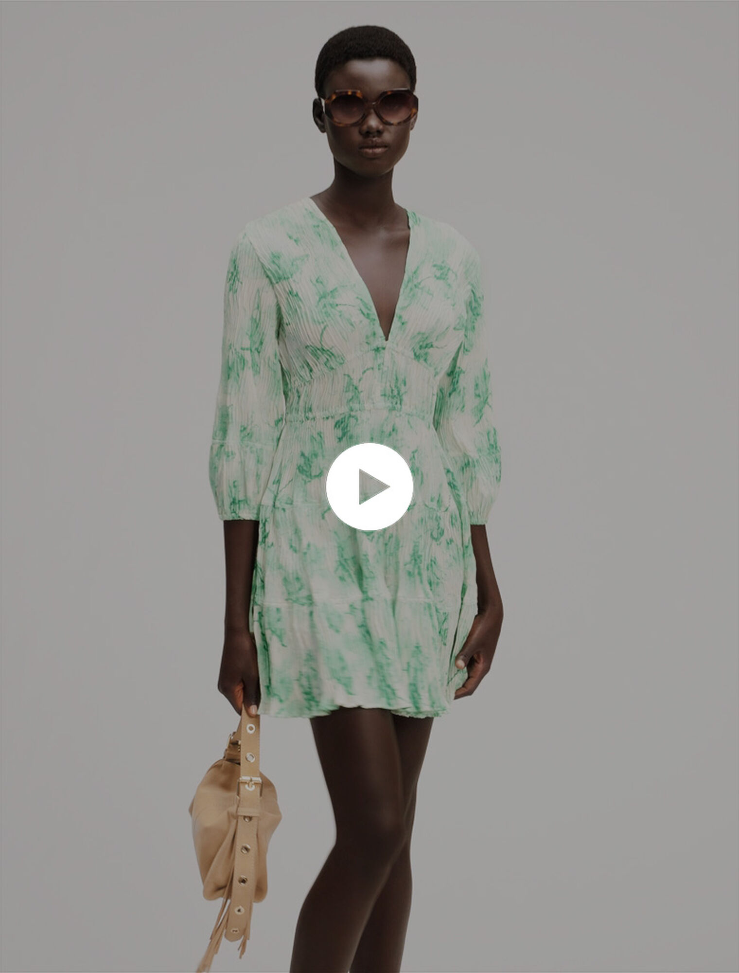 Vestido corto plisado y estampado