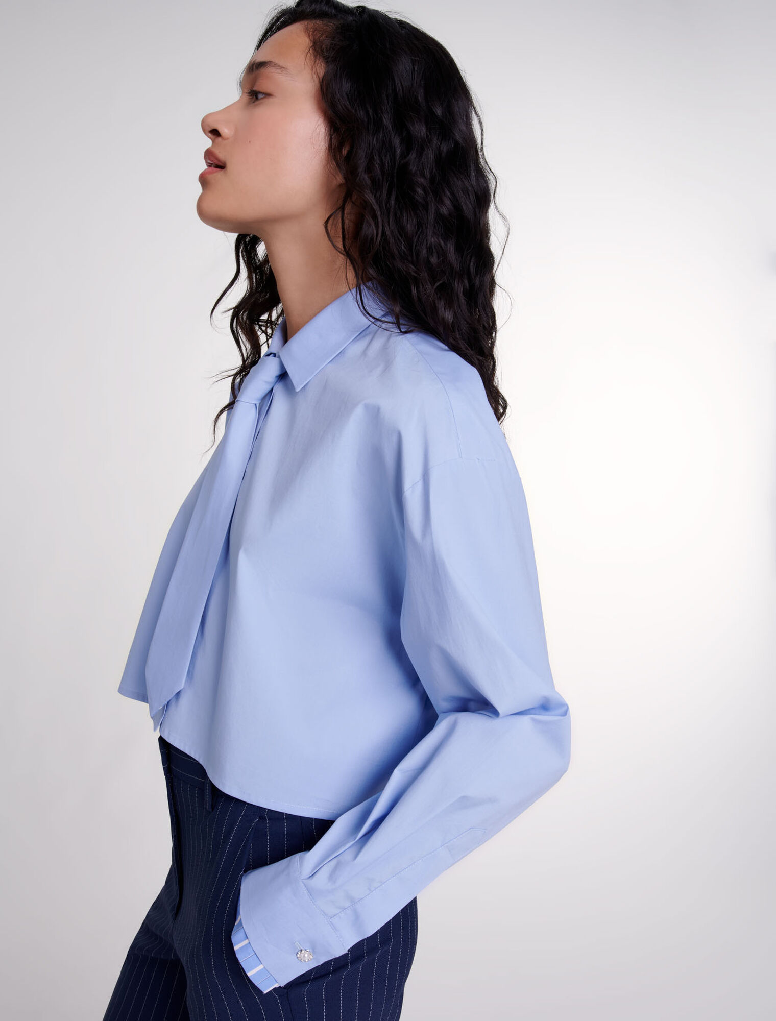 Camisa con corbata desmontable