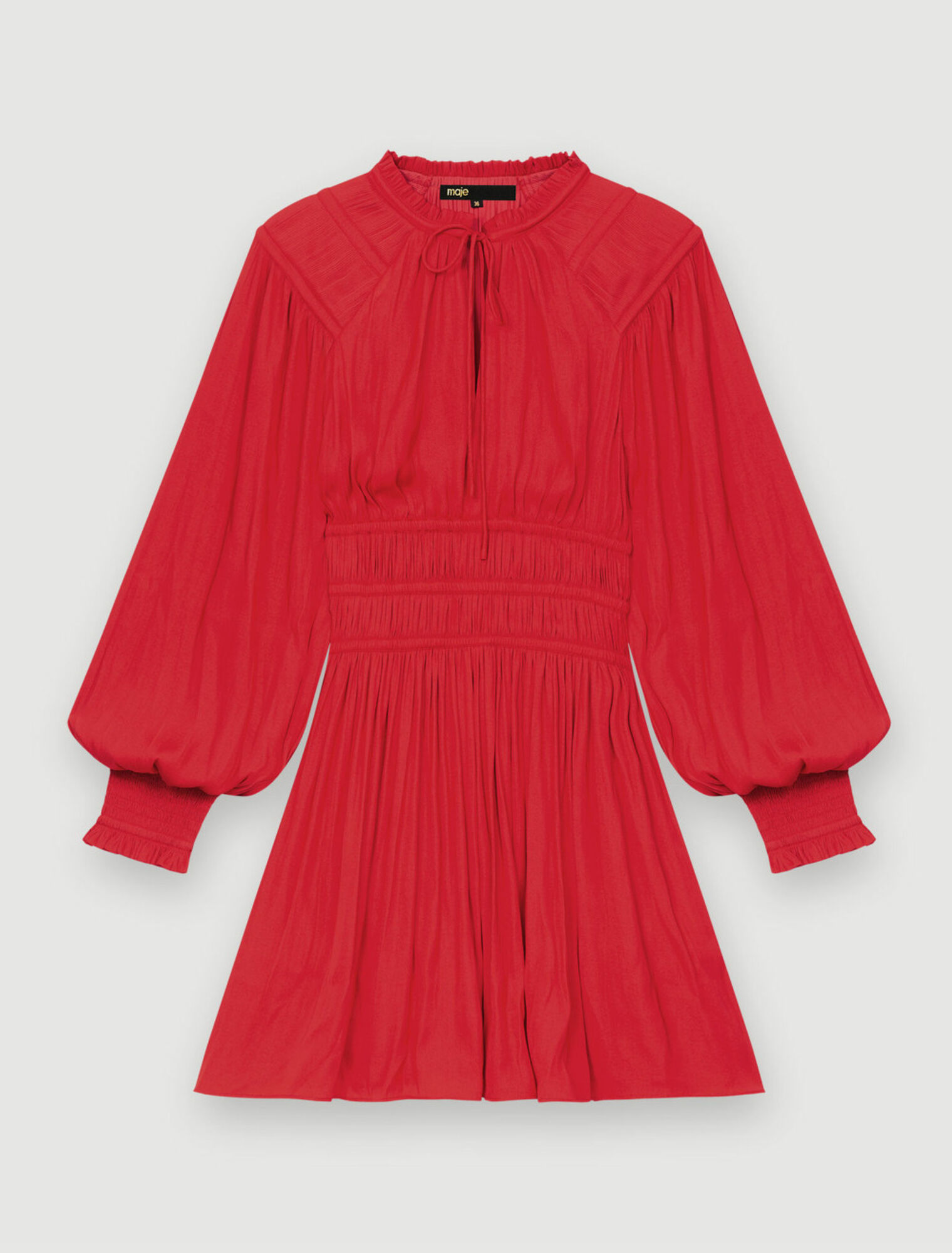 Vestido de satén con cintura ceñida