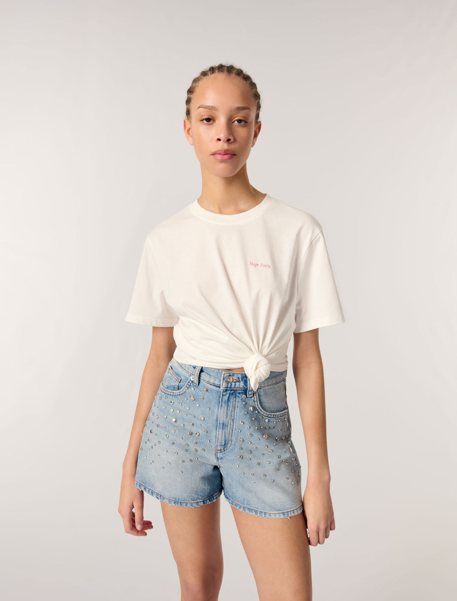 Pantalón corto vaquero con tachuelas