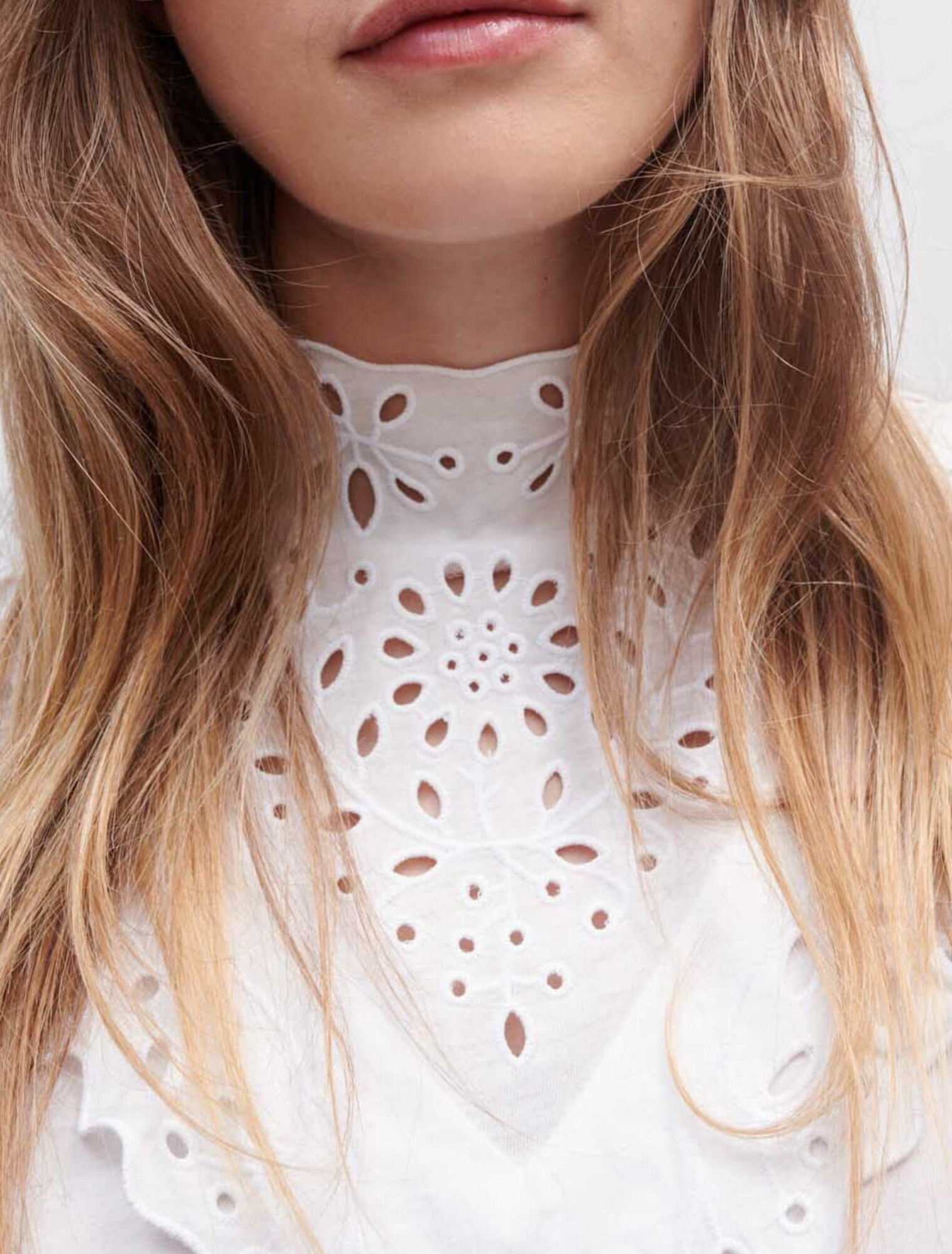 Camiseta con bordados y volantes