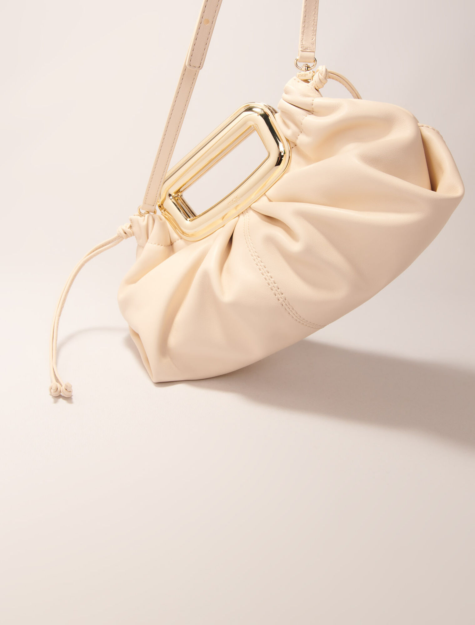 Clutch de piel con asa de metal
