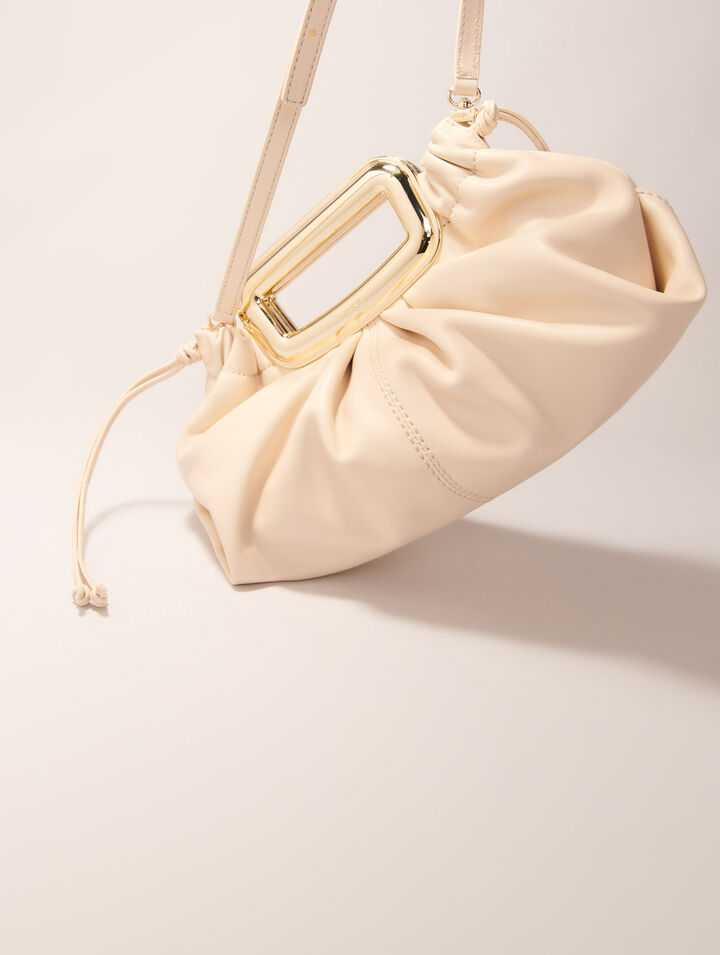 Clutch de piel con asa de metal