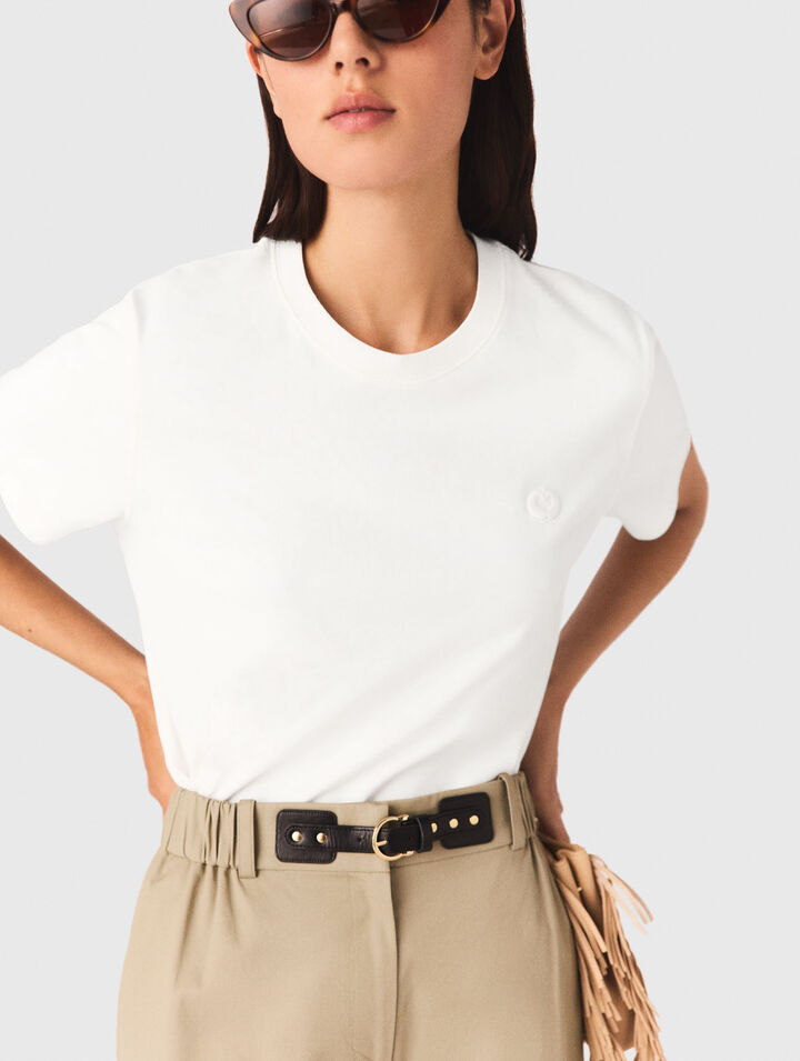 Camiseta con peque&ntilde;o logo bordado