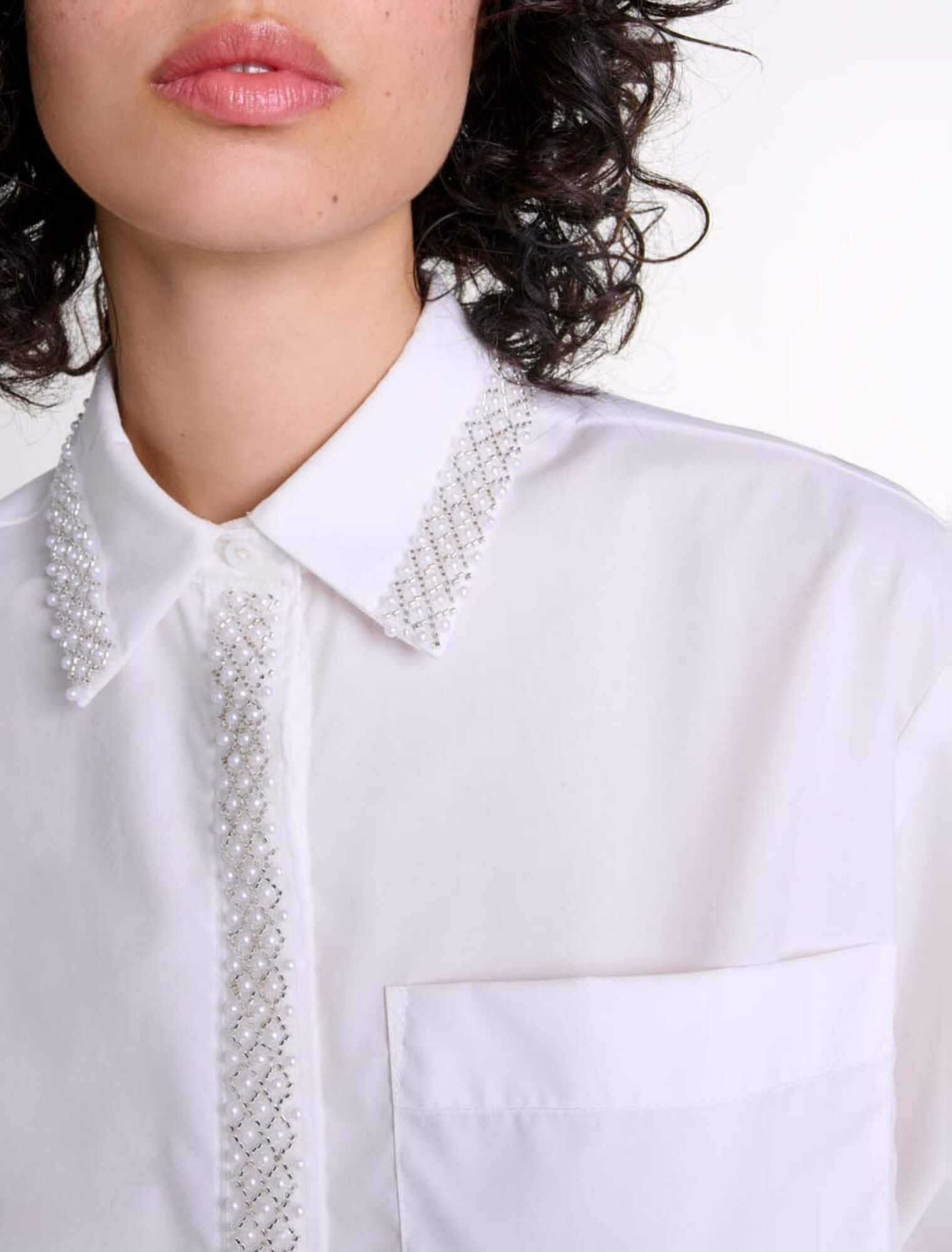 Camisa corta con perlas