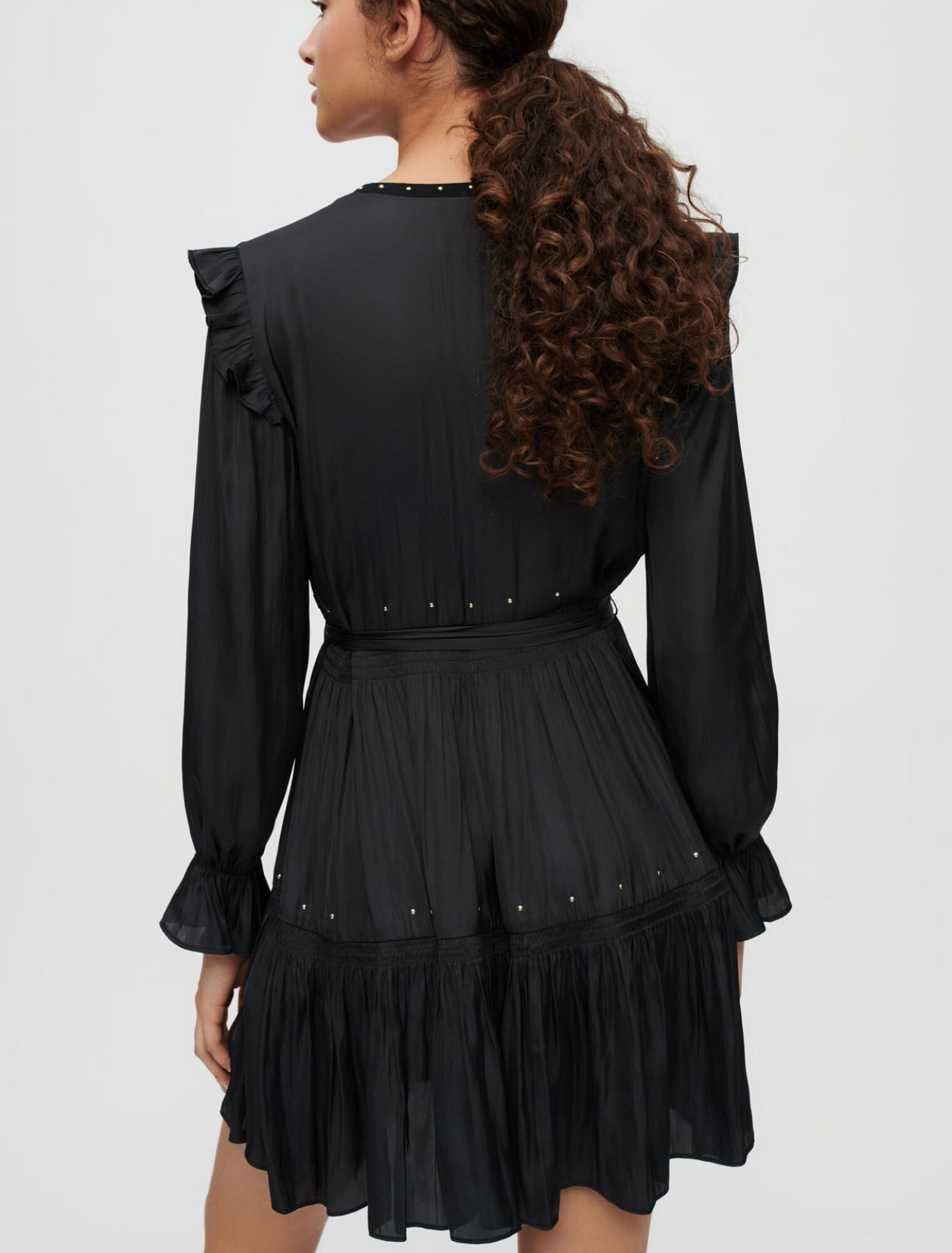 Vestido negro satén fluido tachuelas