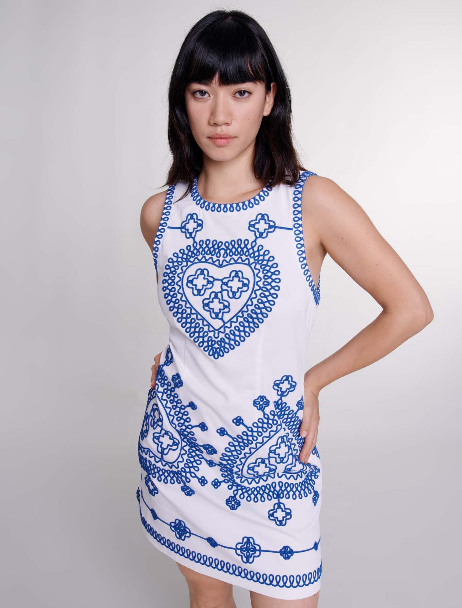 Vestido entallado y bordado