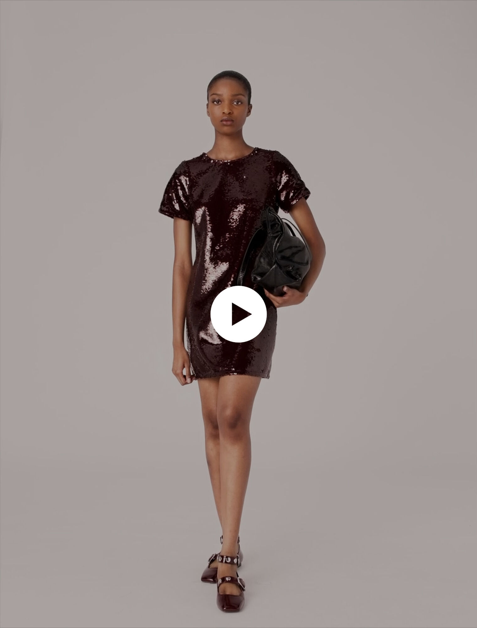 Vestido corto bordado de lentejuelas