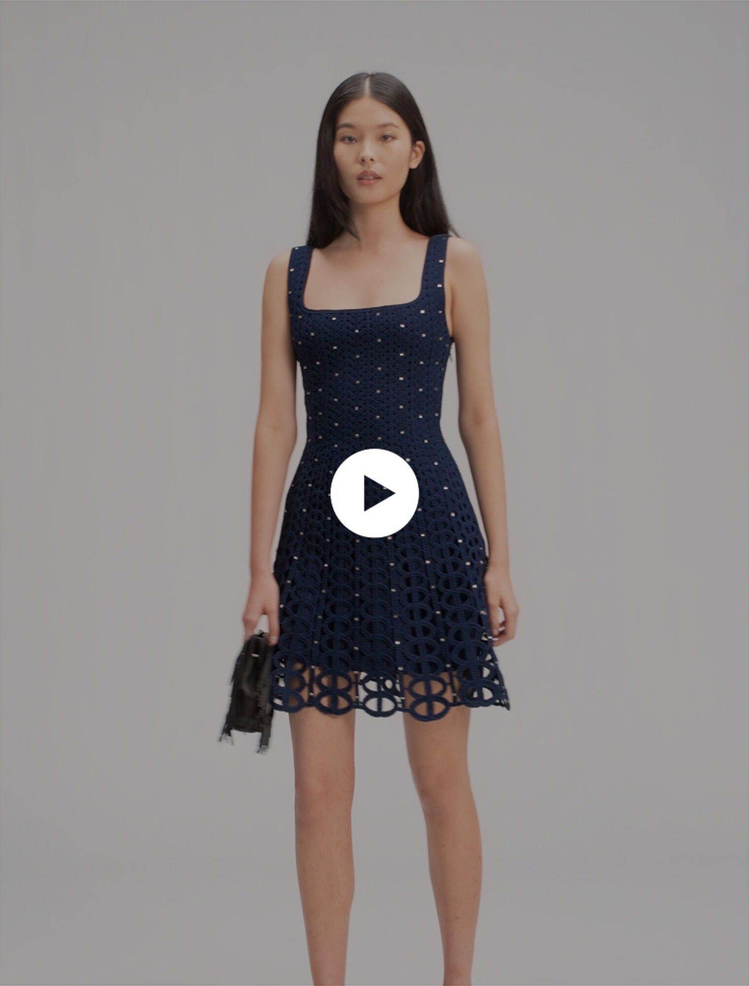 Vestido corto de ganchillo y strass