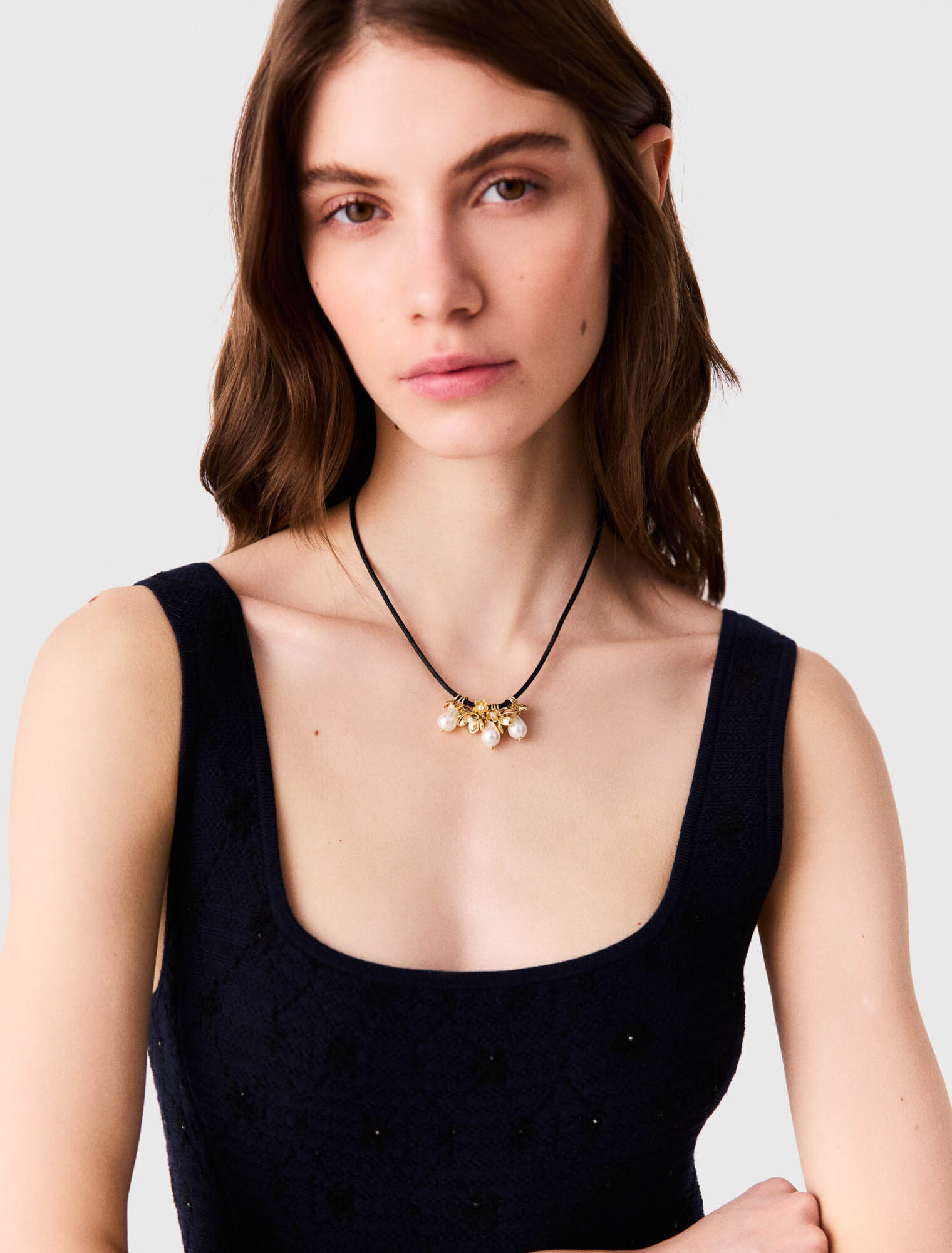 Collar de cord&oacute;n con flores