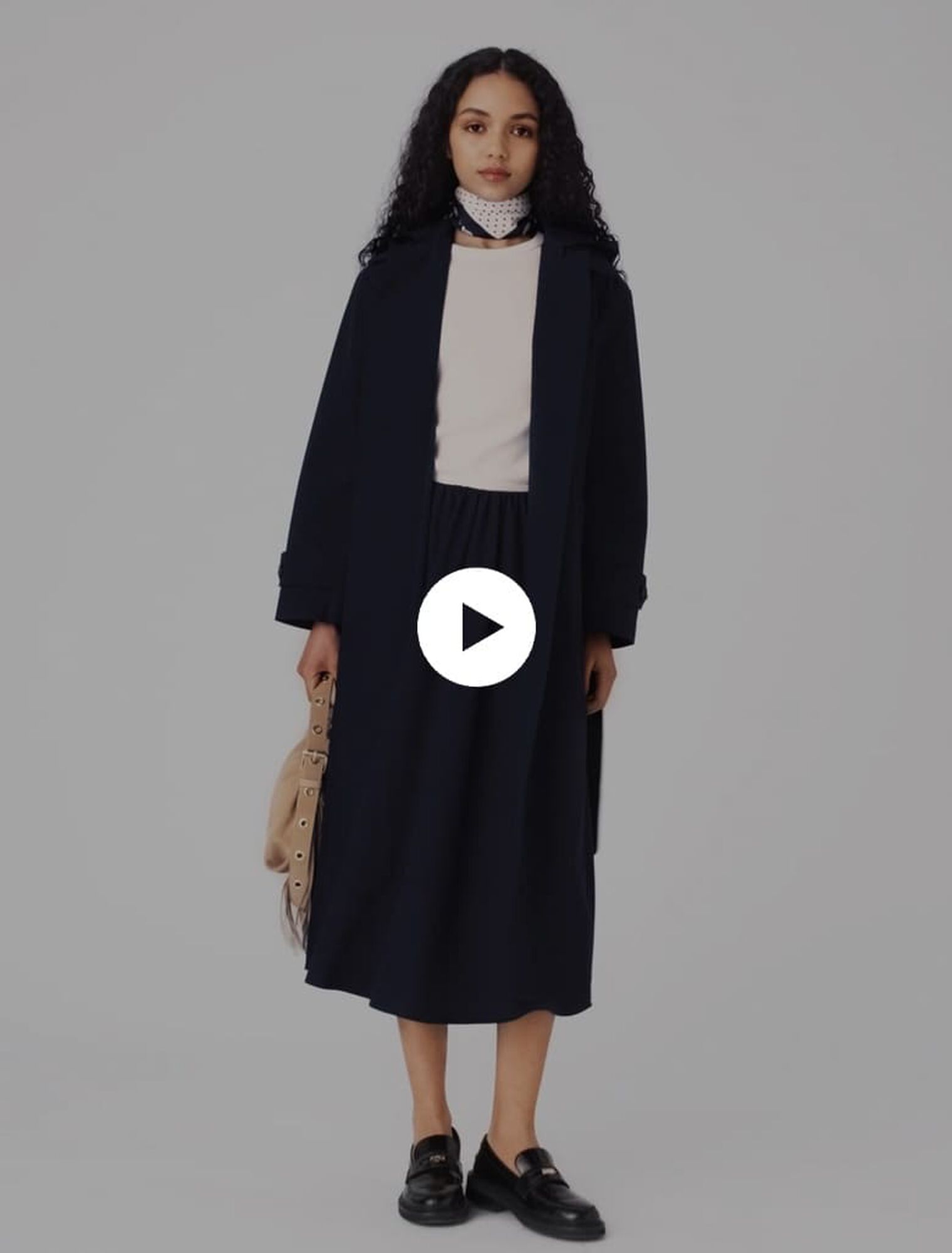 Gabardina capucha strass extra&iacute;ble