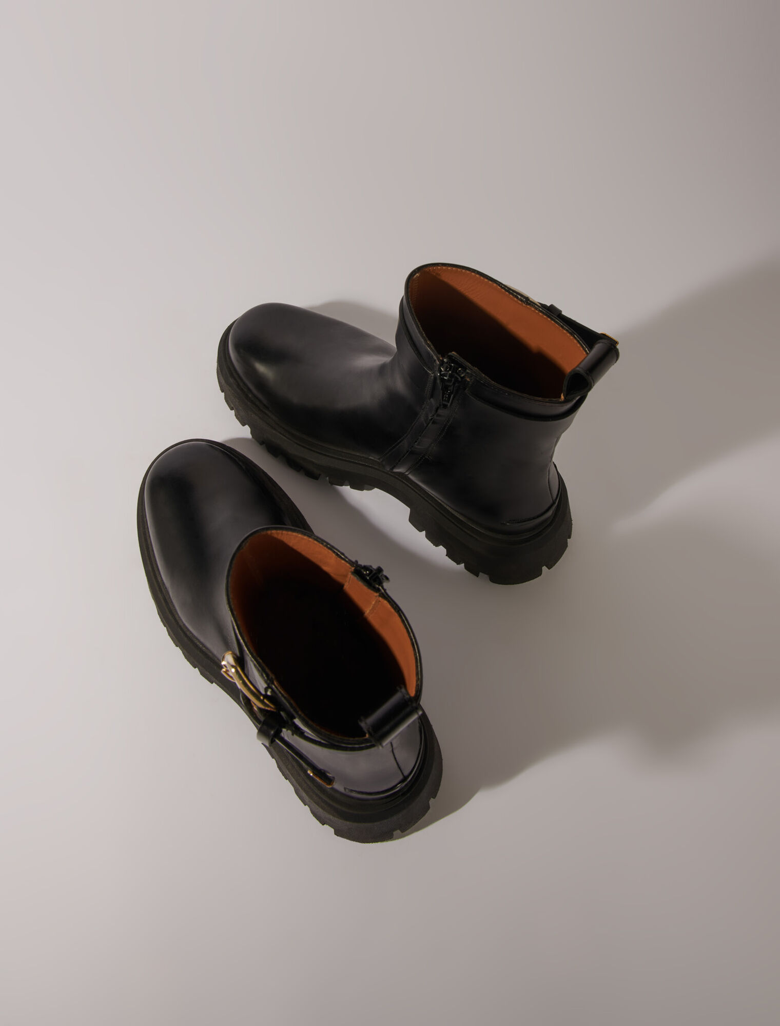 Botines de cuero con hebilla