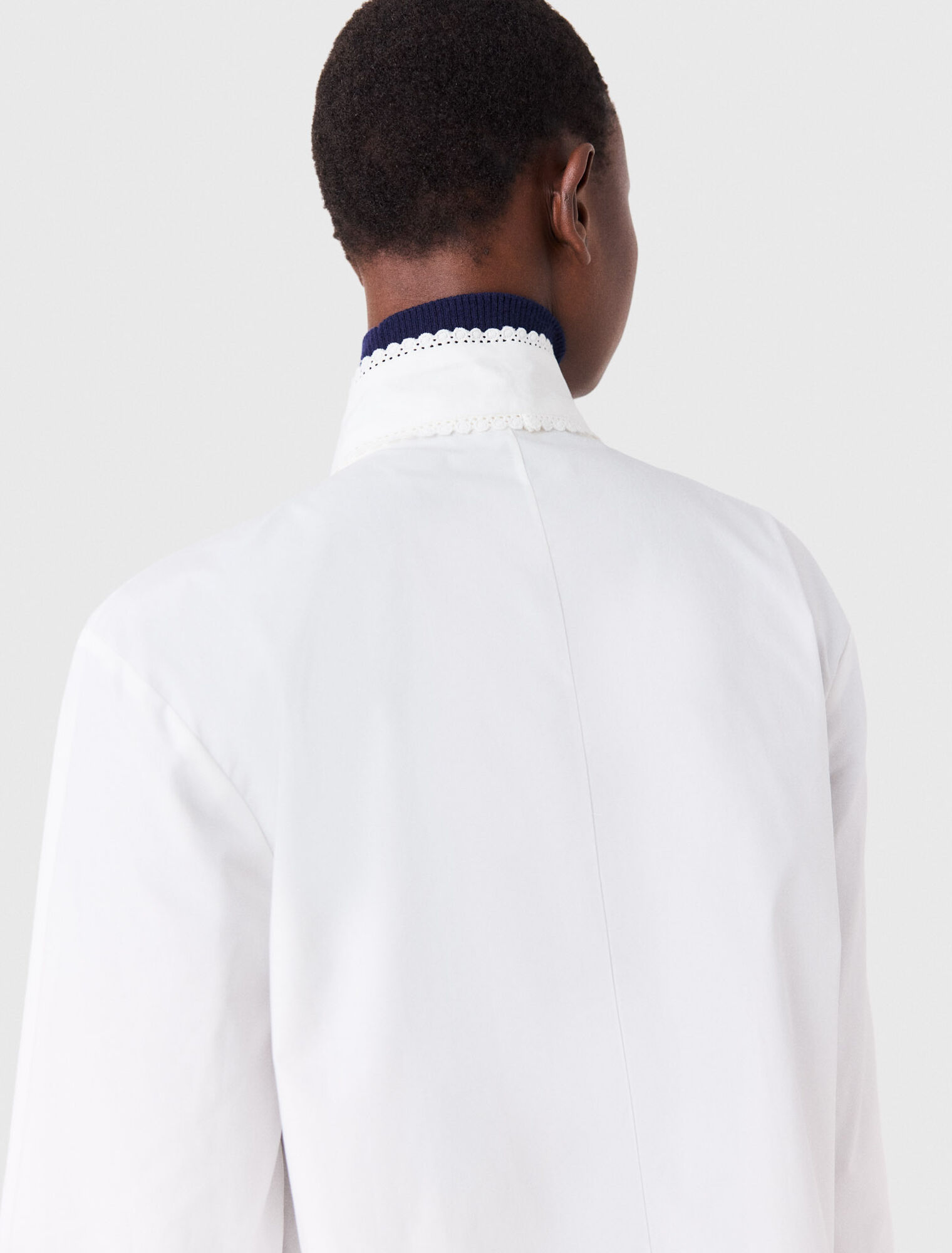 Camisa con lazo desmontable