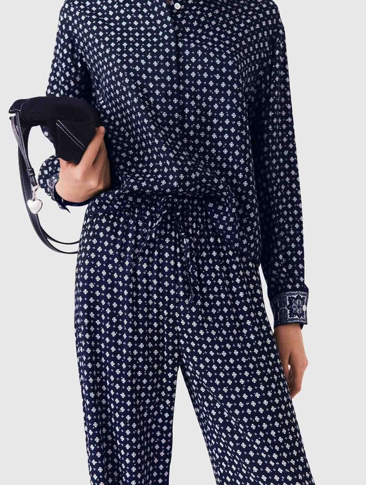 Pantal&oacute;n estampado con strass