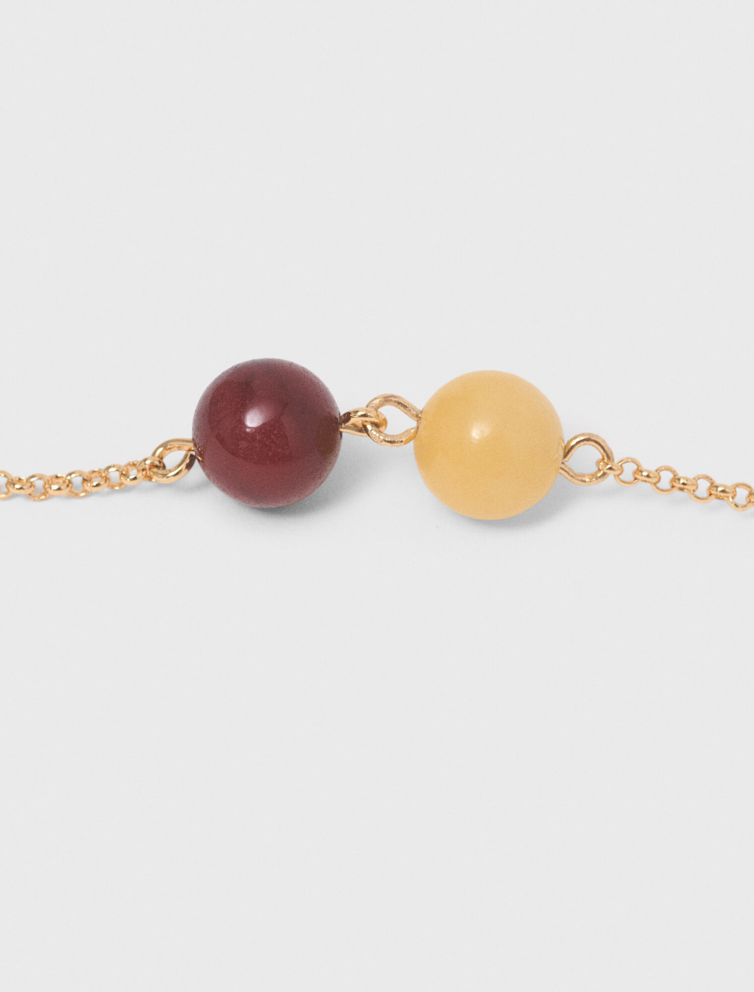 Pulsera con perlas y pedrer&iacute;a.