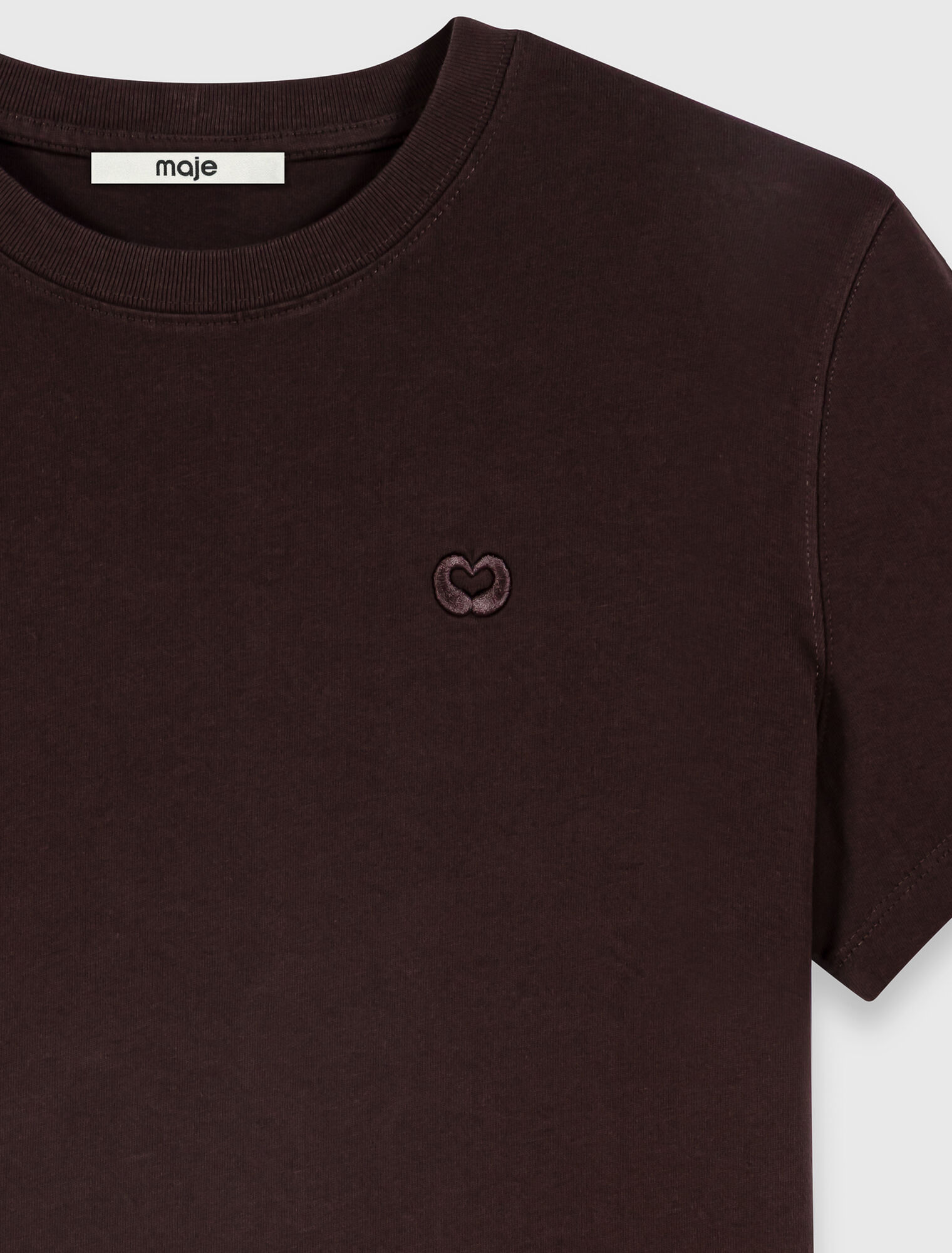 Camiseta con logo bordado