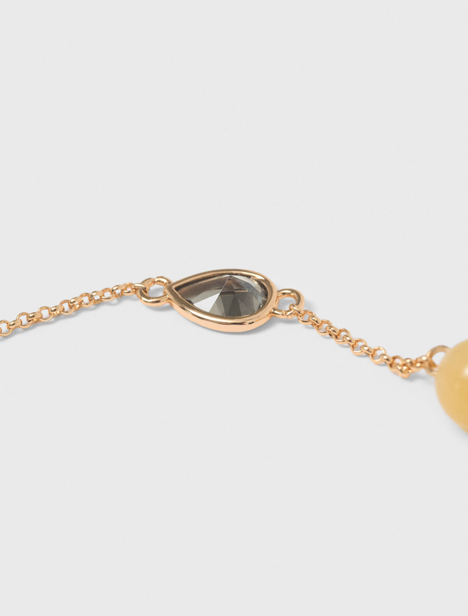 Pulsera con perlas y pedrer&iacute;a.