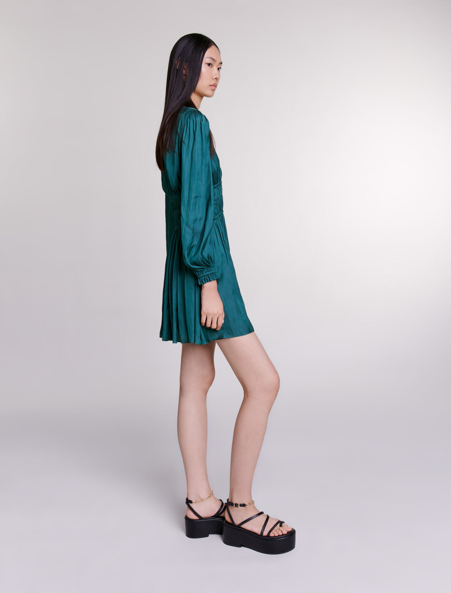 Vestido corto de raso