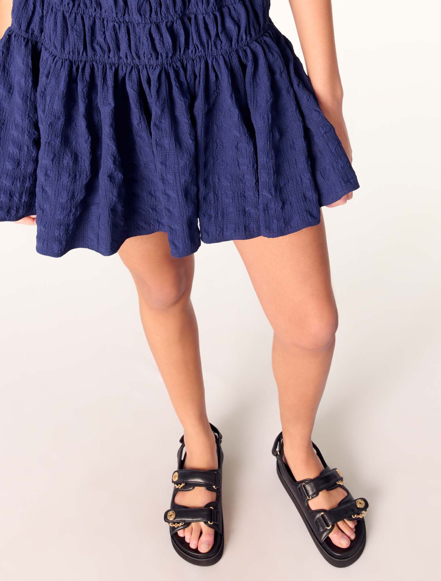 Vestido corto plisado y satinado 