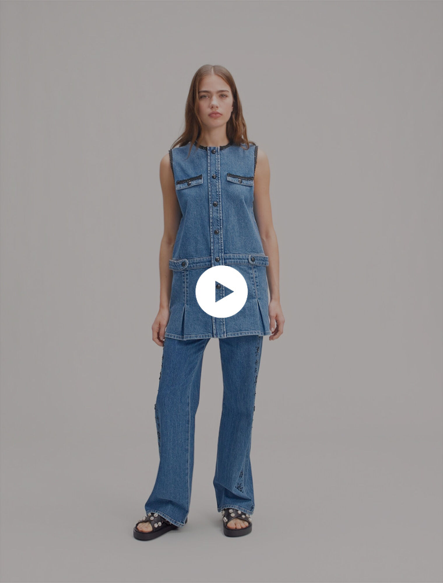Vestido vaquero y pasamanos bordados