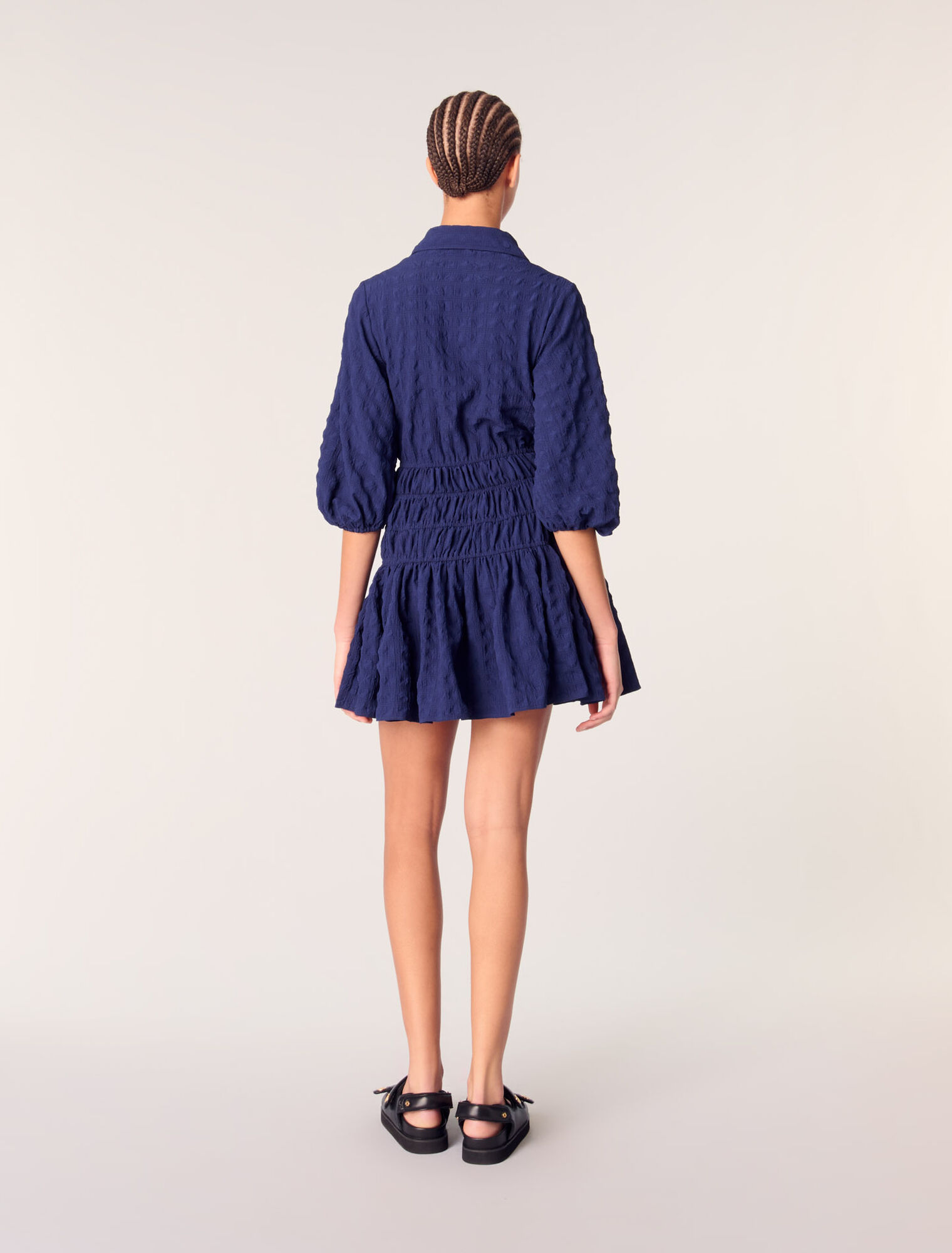 Vestido corto plisado y satinado 