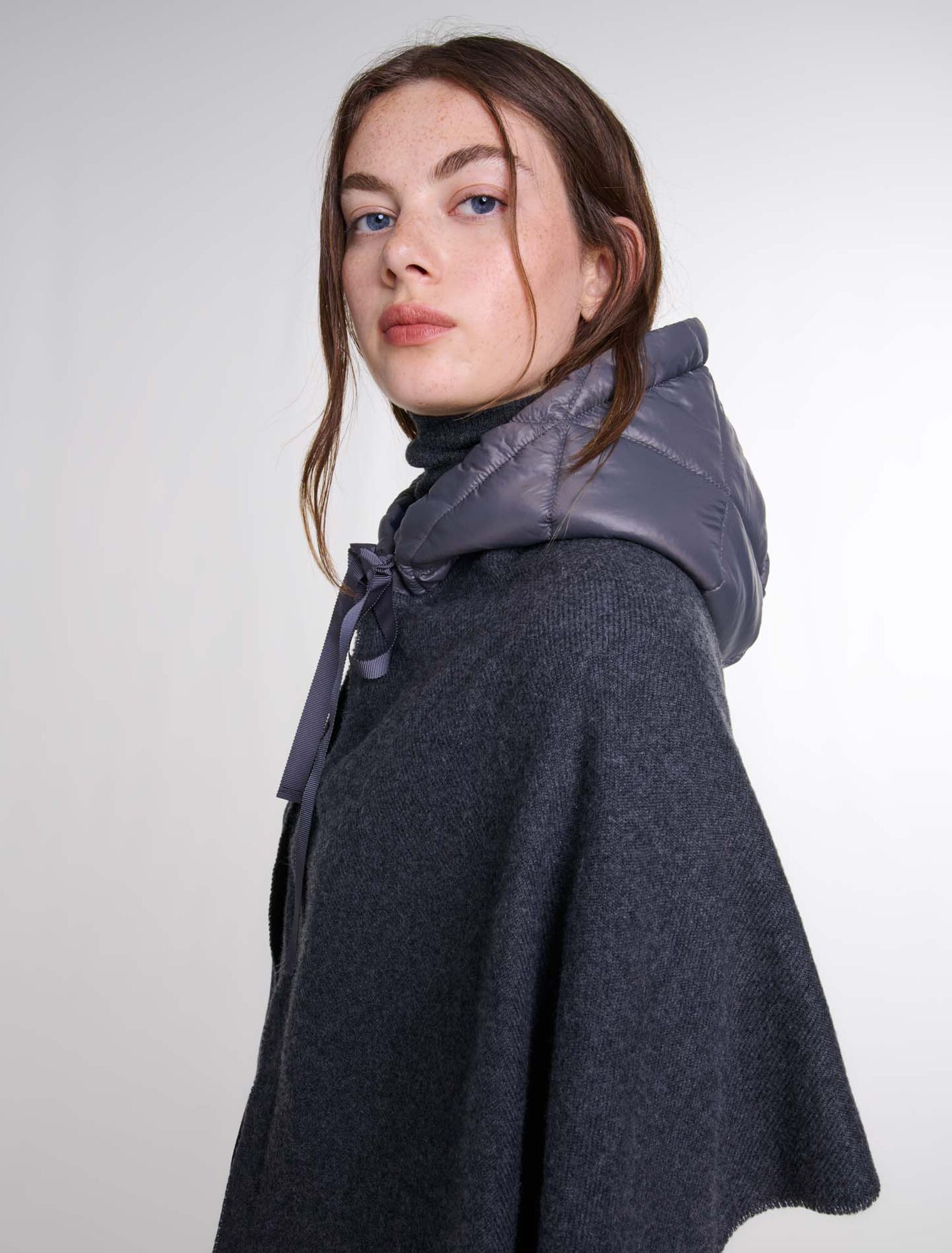 Poncho de lana con capucha