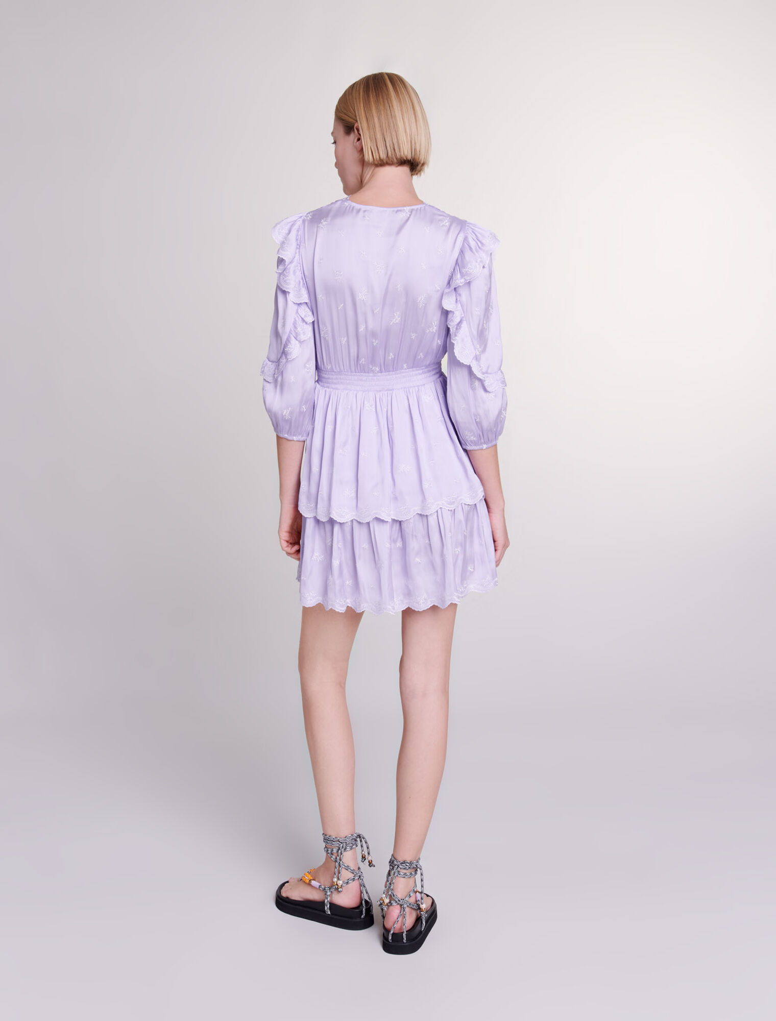 Vestido corto satinado y bordado