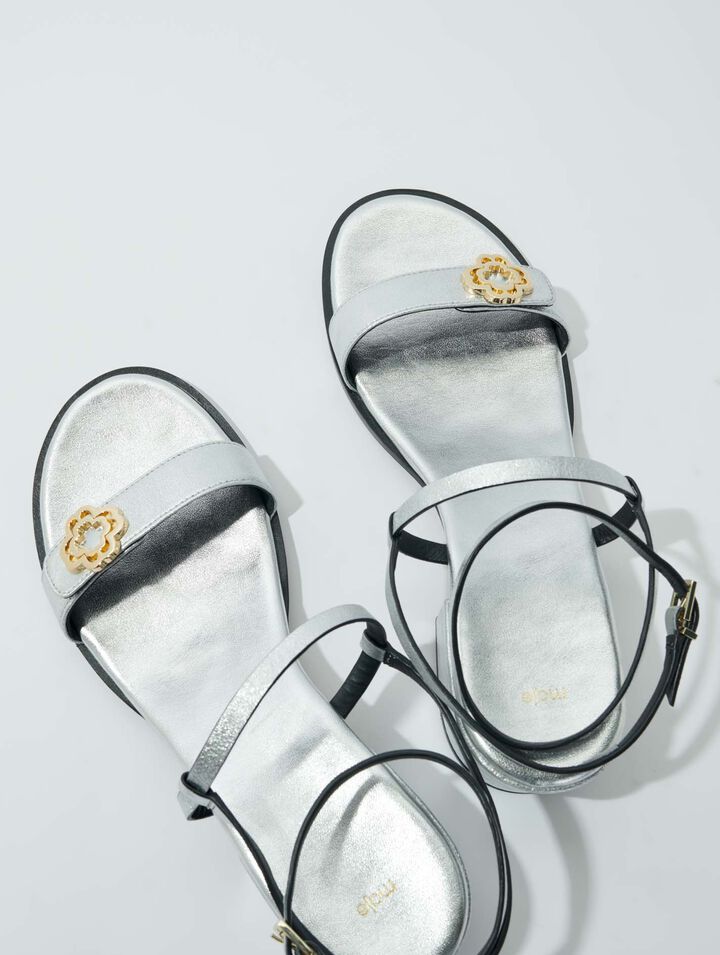 Sandalias con tiras de piel