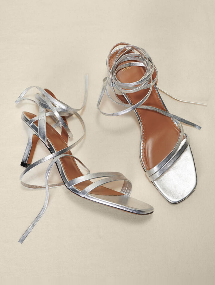 Sandalias con cordones de cuero plateado