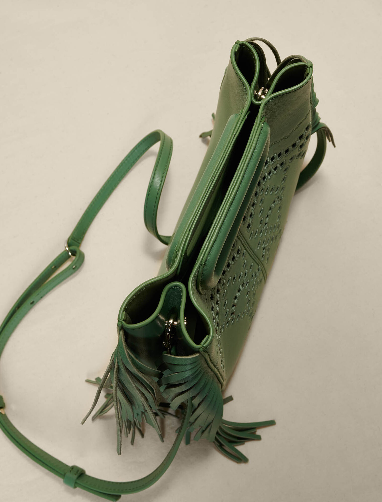 Bolso M con flecos de piel perforada