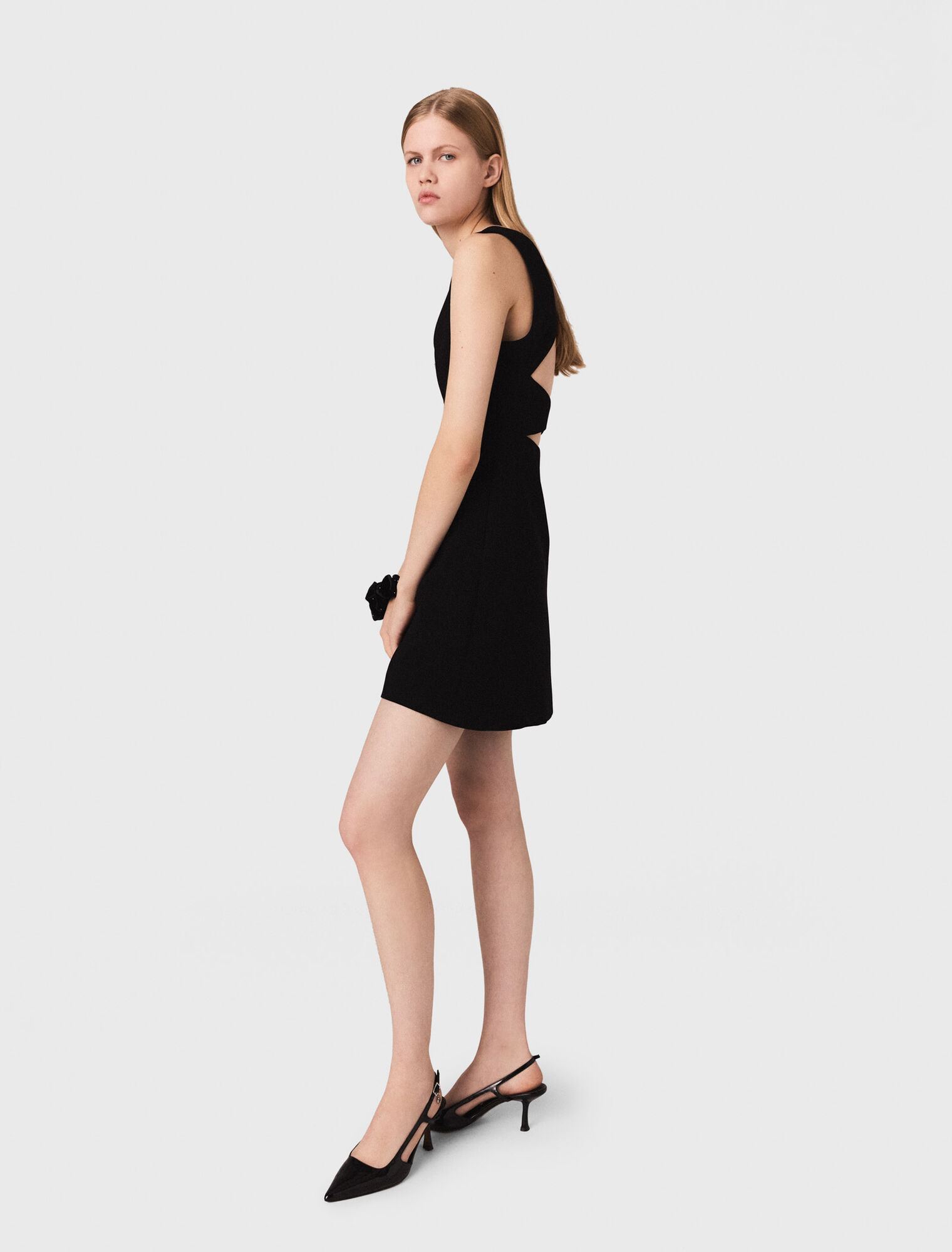 Vestido corto bordado con joyas