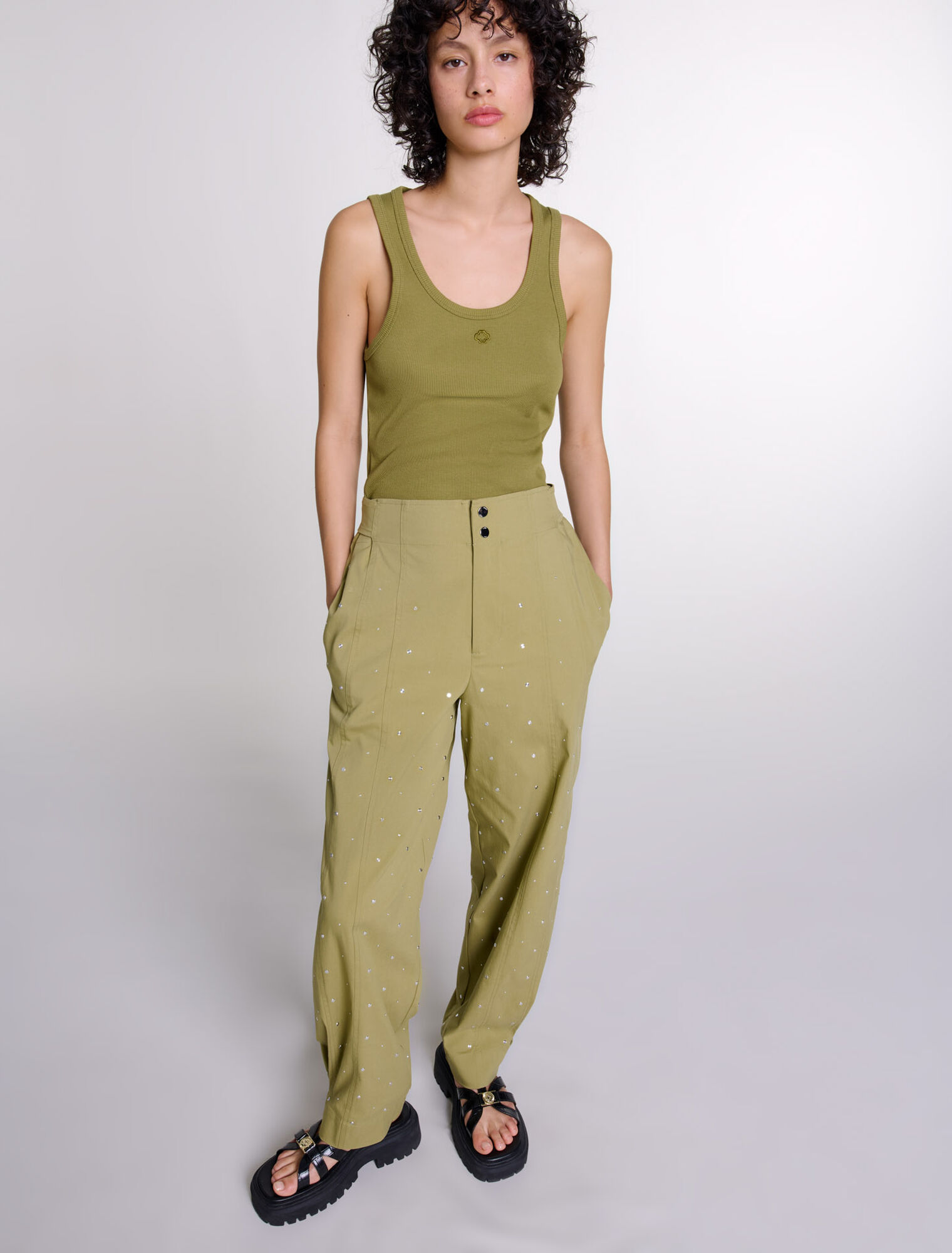 Pantalón baggy con tachuelas