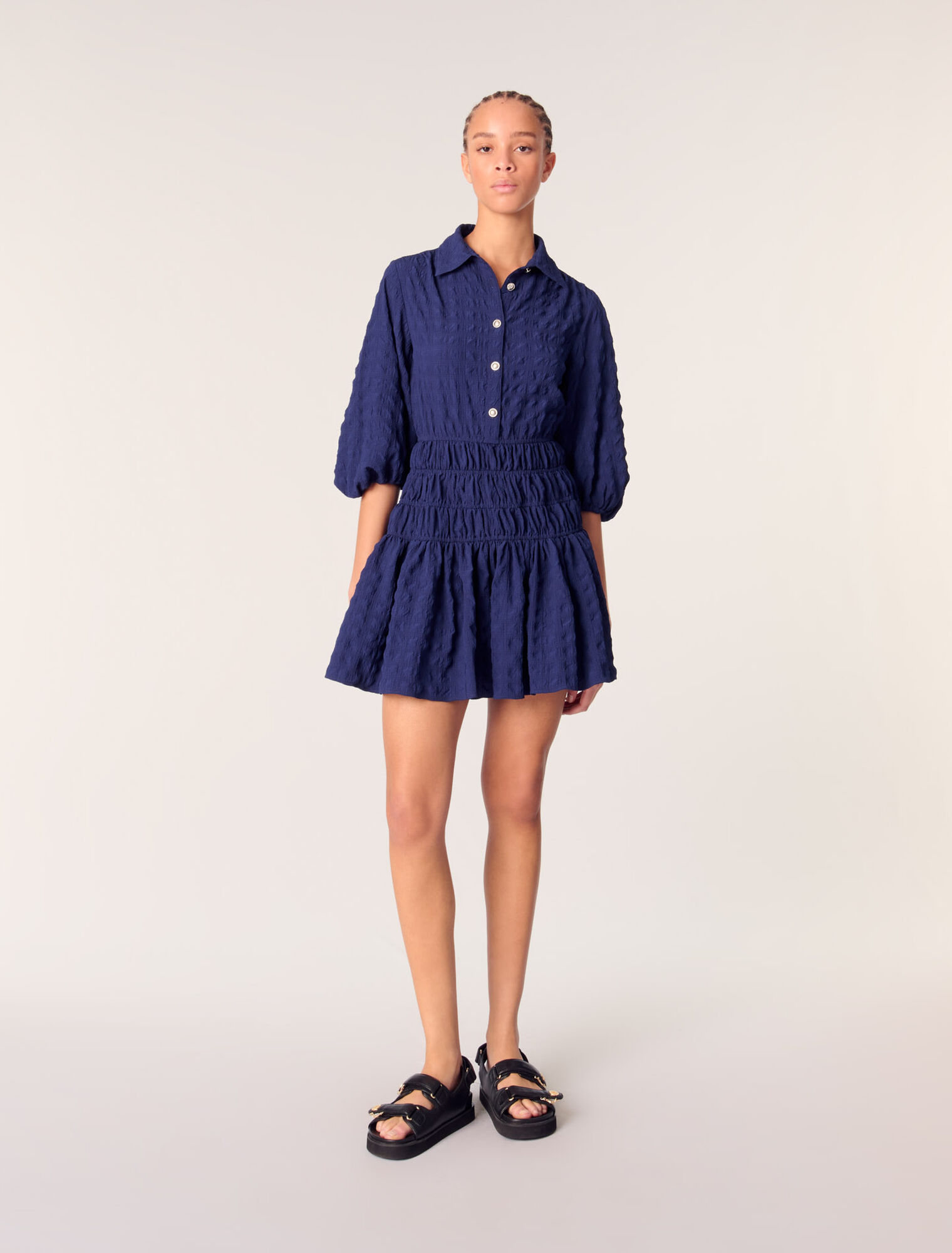 Vestido corto plisado y satinado 