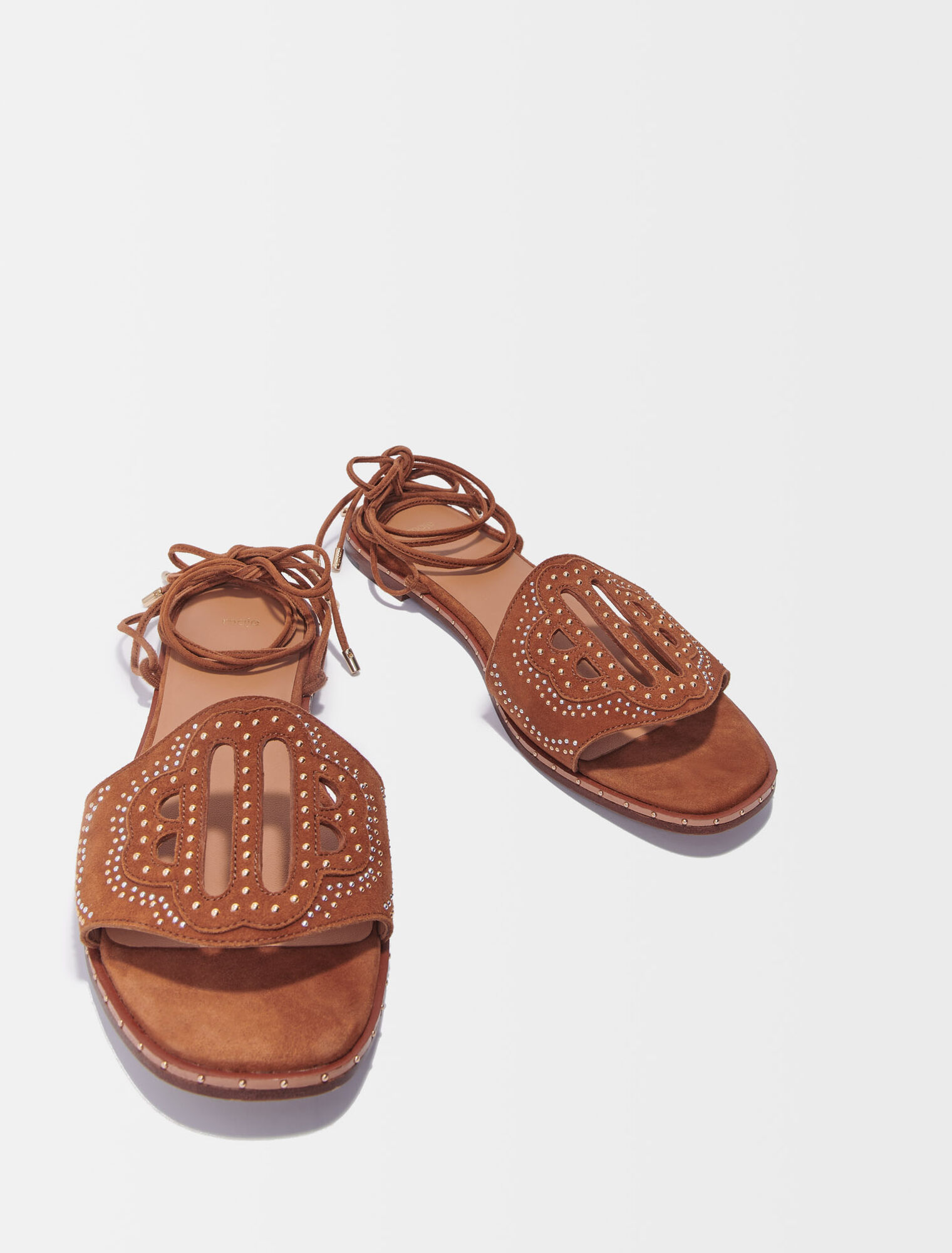 Sandalias planas con tachuelas