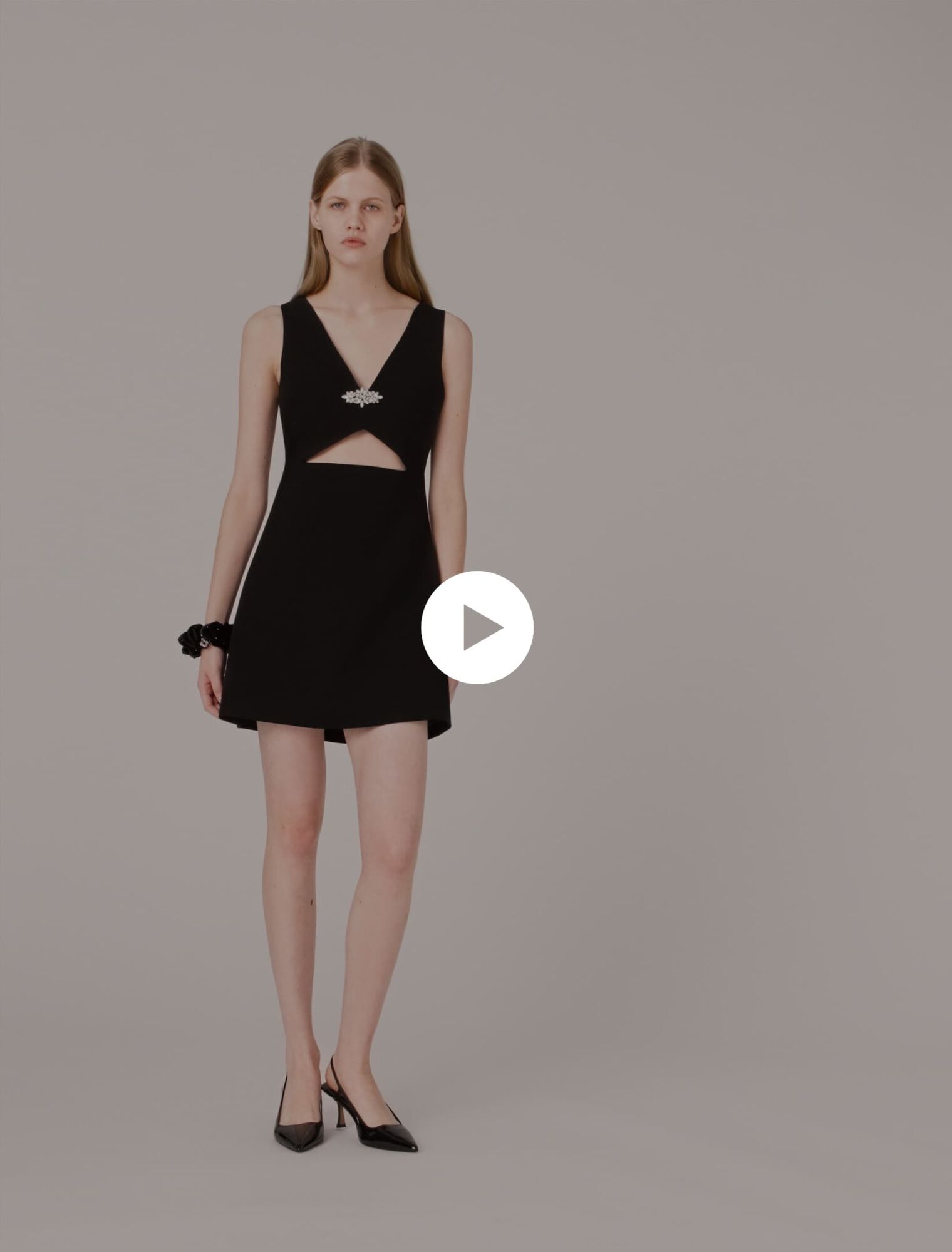 Vestido corto bordado con joyas