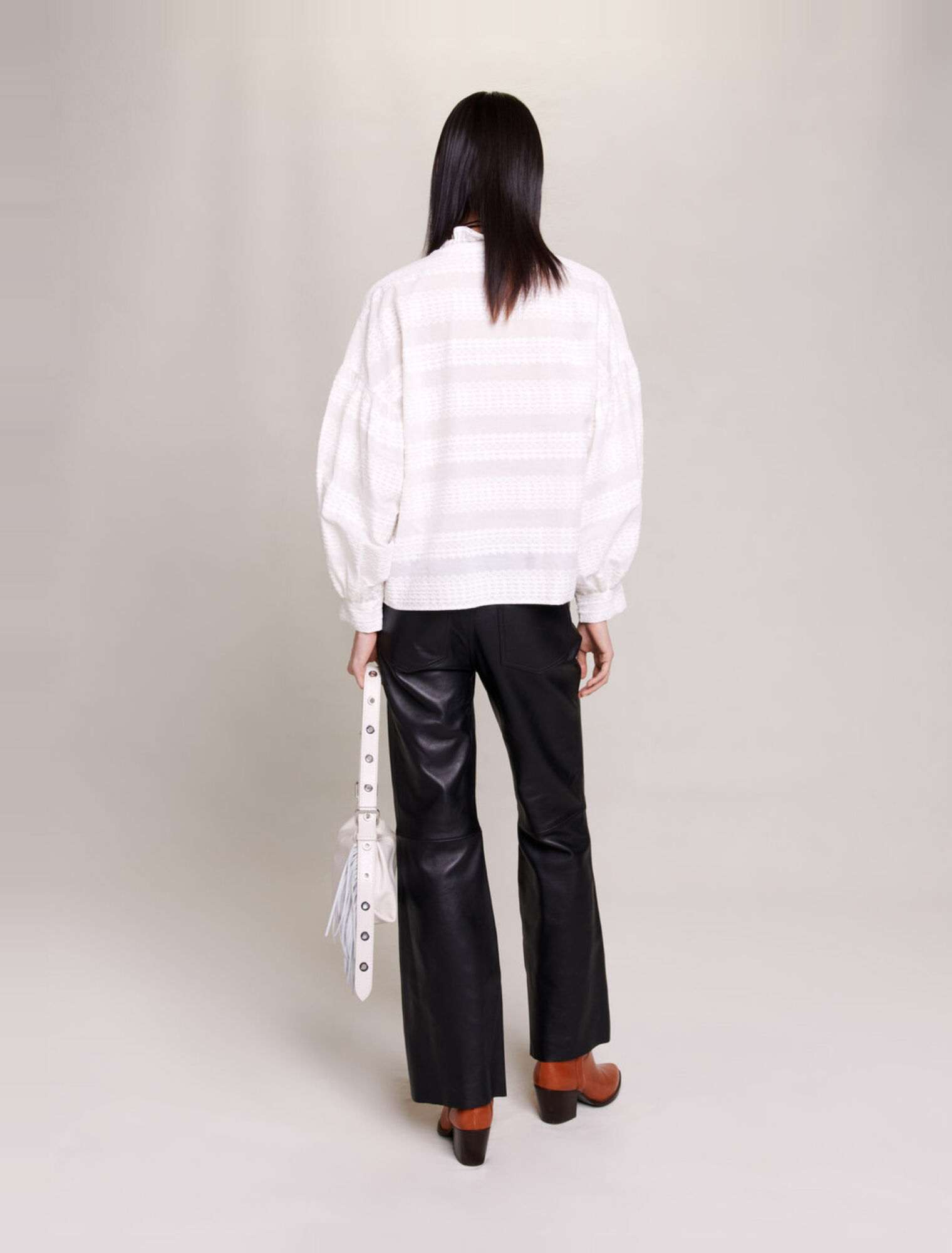 Camisa bordada con volantes