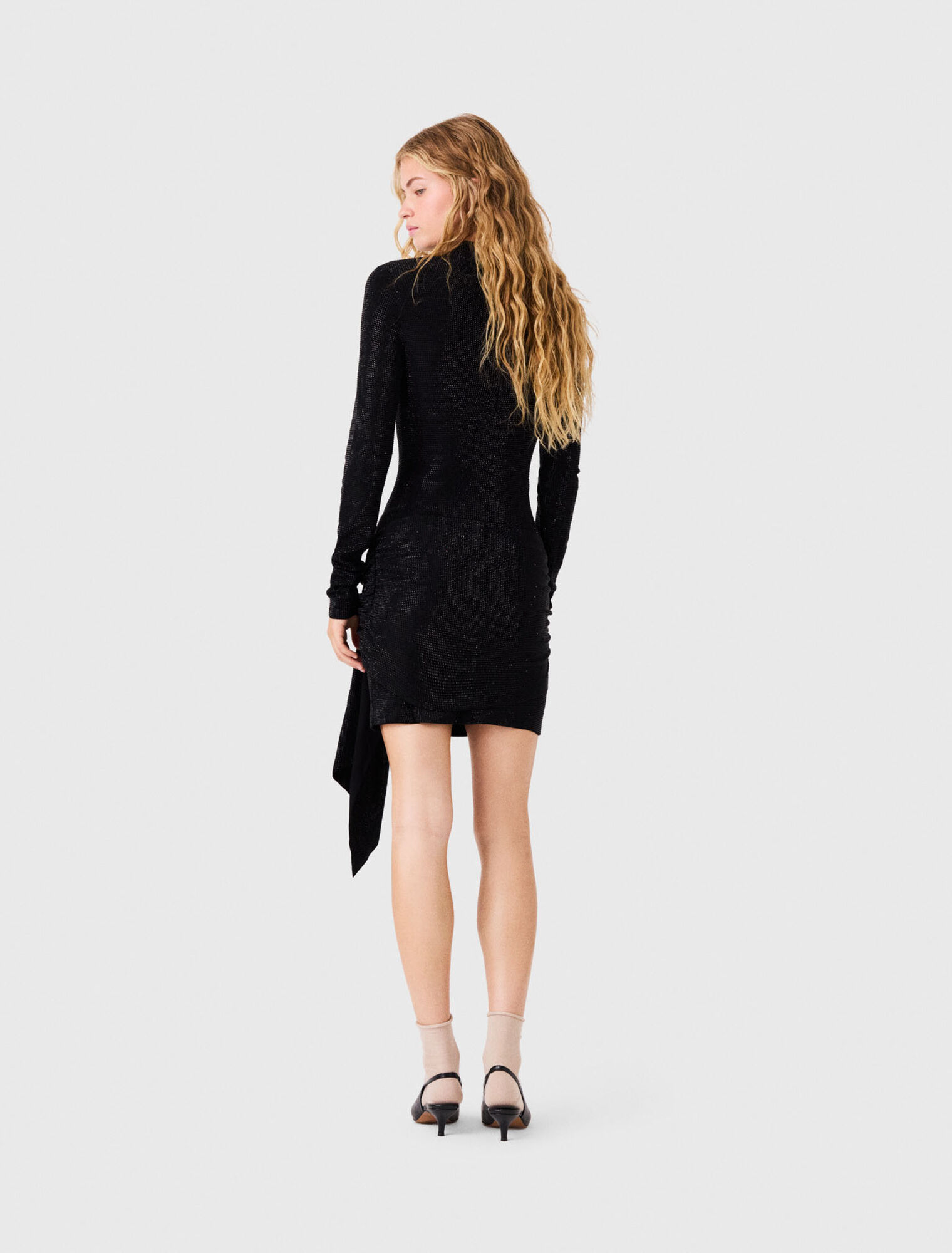 Vestido corto con strass y lazo