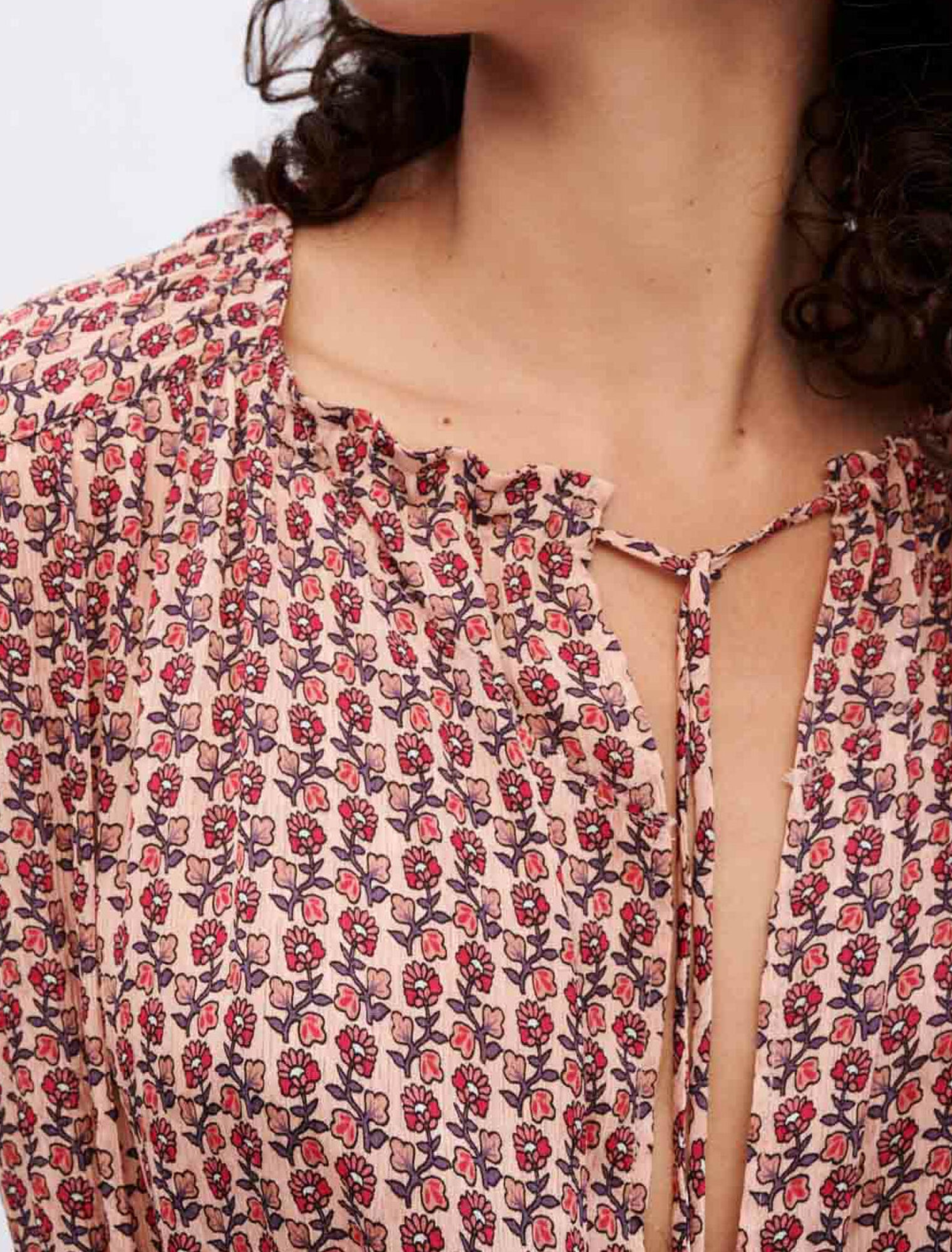 Vestido fluido estampado con volantes